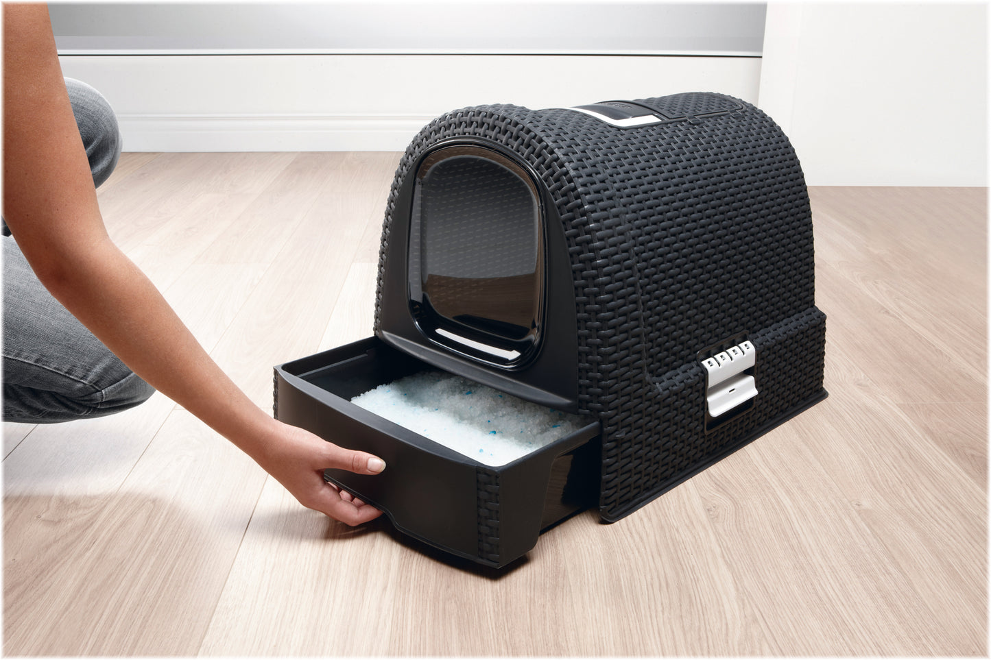 Een mooi kattentoilet voor jouw kleine vriend, dat is de Curver Kattenbak. Deze kattenbak is gemaakt van het oersterke materiaal Rattan, een hoogwaardig gevlochten kunststof. De onderkant van de kattenbak kan naar voren wordt getrokken, waardoor een plateau met gaatjes ontstaat.