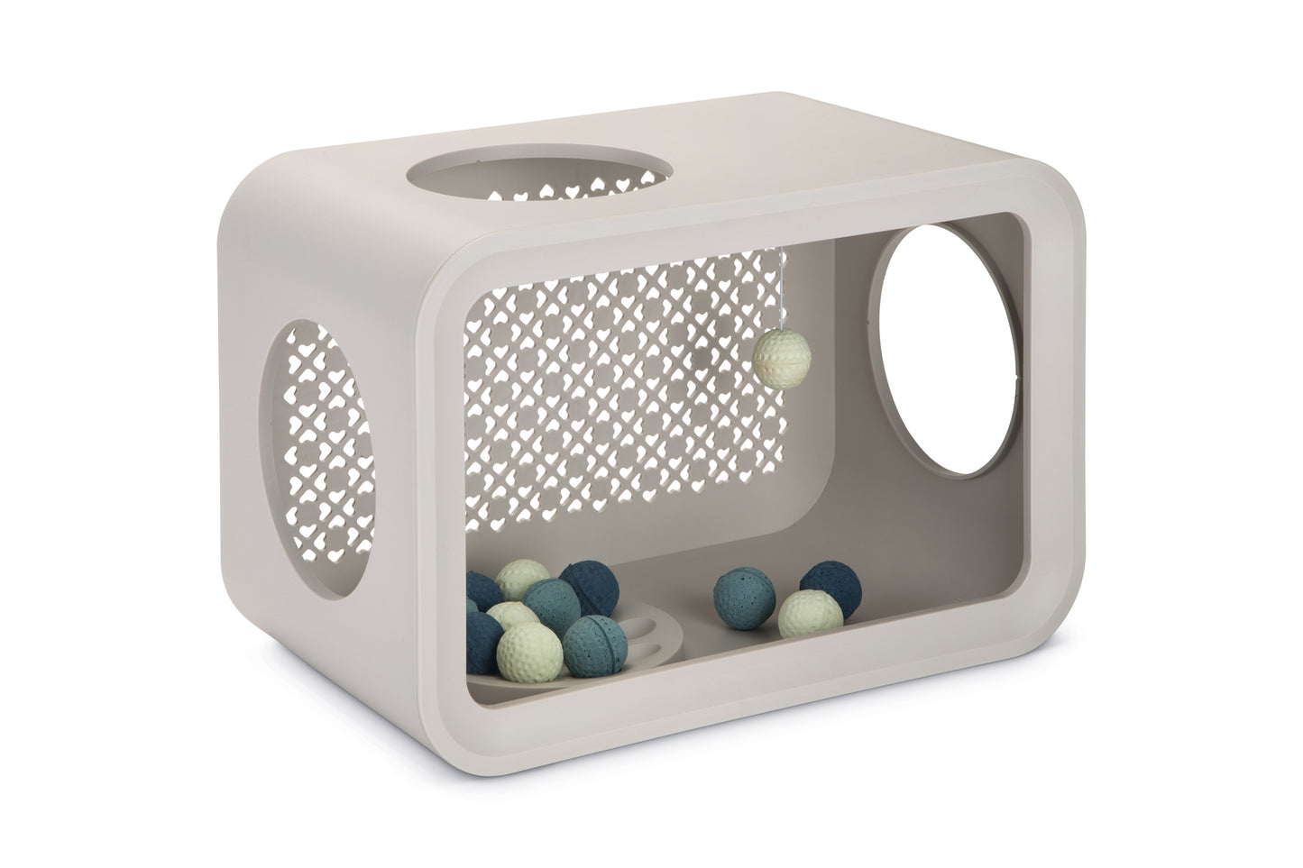 De Cat Cube Play van Beeztees is een open cabine waar je kat lekker kan spelen. Deze module is voorzien van 12 losse kattenballetjes en een balletje aan een touwtje in de kleuren mint, petrol en blauw. De speelcabine kan je horizontaal en verticaal neerzetten. De Beeztees Cat Cube Play is een onderdeel van de mix en match serie Cat Cubes die speciaal is ontworpen voor zowel kat als baasje.