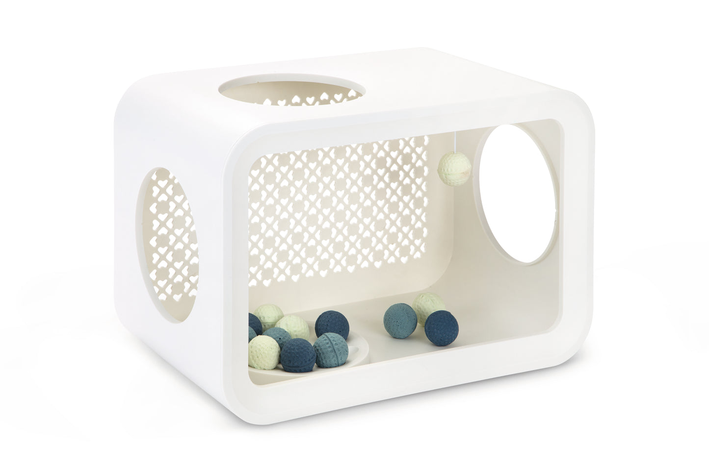 De Cat Cube Play van Beeztees is een open cabine waar je kat lekker kan spelen. Deze module is voorzien van 12 losse kattenballetjes en een balletje aan een touwtje in de kleuren mint, petrol en blauw. De speelcabine kan je horizontaal en verticaal neerzetten. De Beeztees Cat Cube Play is een onderdeel van de mix en match serie Cat Cubes die speciaal is ontworpen voor zowel kat als baasje.