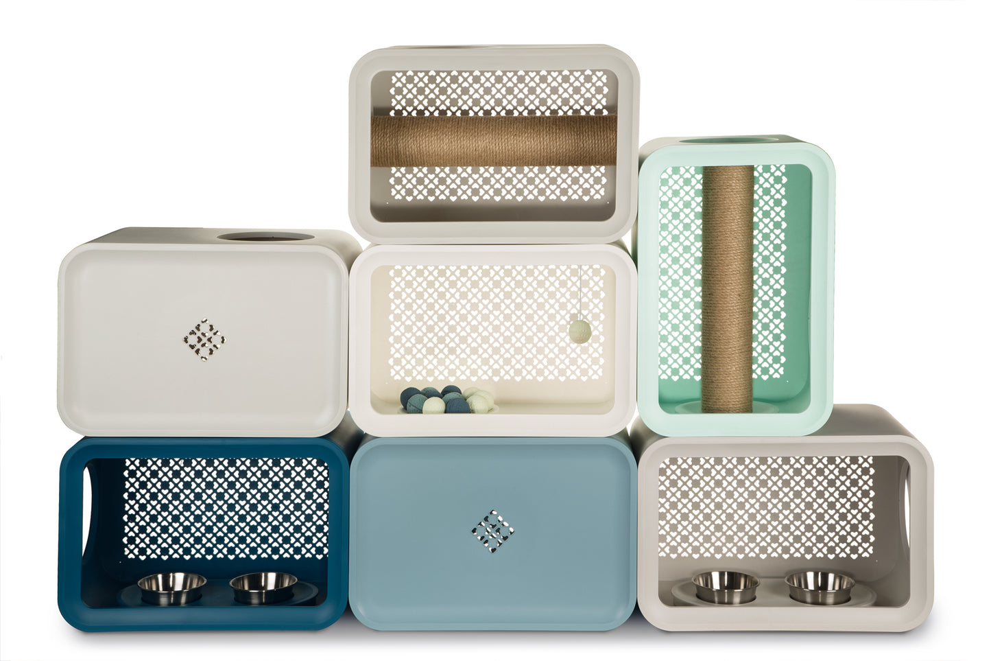 De Cat Cube Play van Beeztees is een open cabine waar je kat lekker kan spelen. Deze module is voorzien van 12 losse kattenballetjes en een balletje aan een touwtje in de kleuren mint, petrol en blauw. De speelcabine kan je horizontaal en verticaal neerzetten. De Beeztees Cat Cube Play is een onderdeel van de mix en match serie Cat Cubes die speciaal is ontworpen voor zowel kat als baasje.