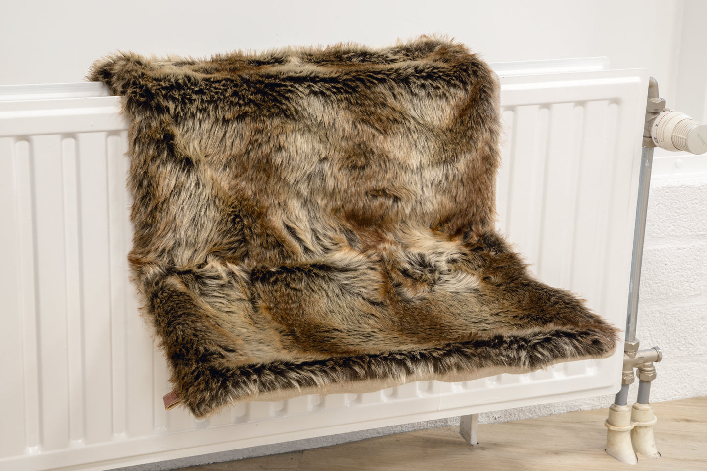 Een mooie slaapplek voor jouw kat die niet al teveel plek inneemt? Dat is de Designed by Lotte Relaxy Radiatorhangmat. Deze mooi radiatorhangmat is gemaakt van langharig pluche, zodat jouw kat extra zacht ligt. De radiatorhangmat is verstelbaar tot 12 cm en gemakkelijk te bevestigen aan jouw radiator. Afmeting: 40x30x25 cm