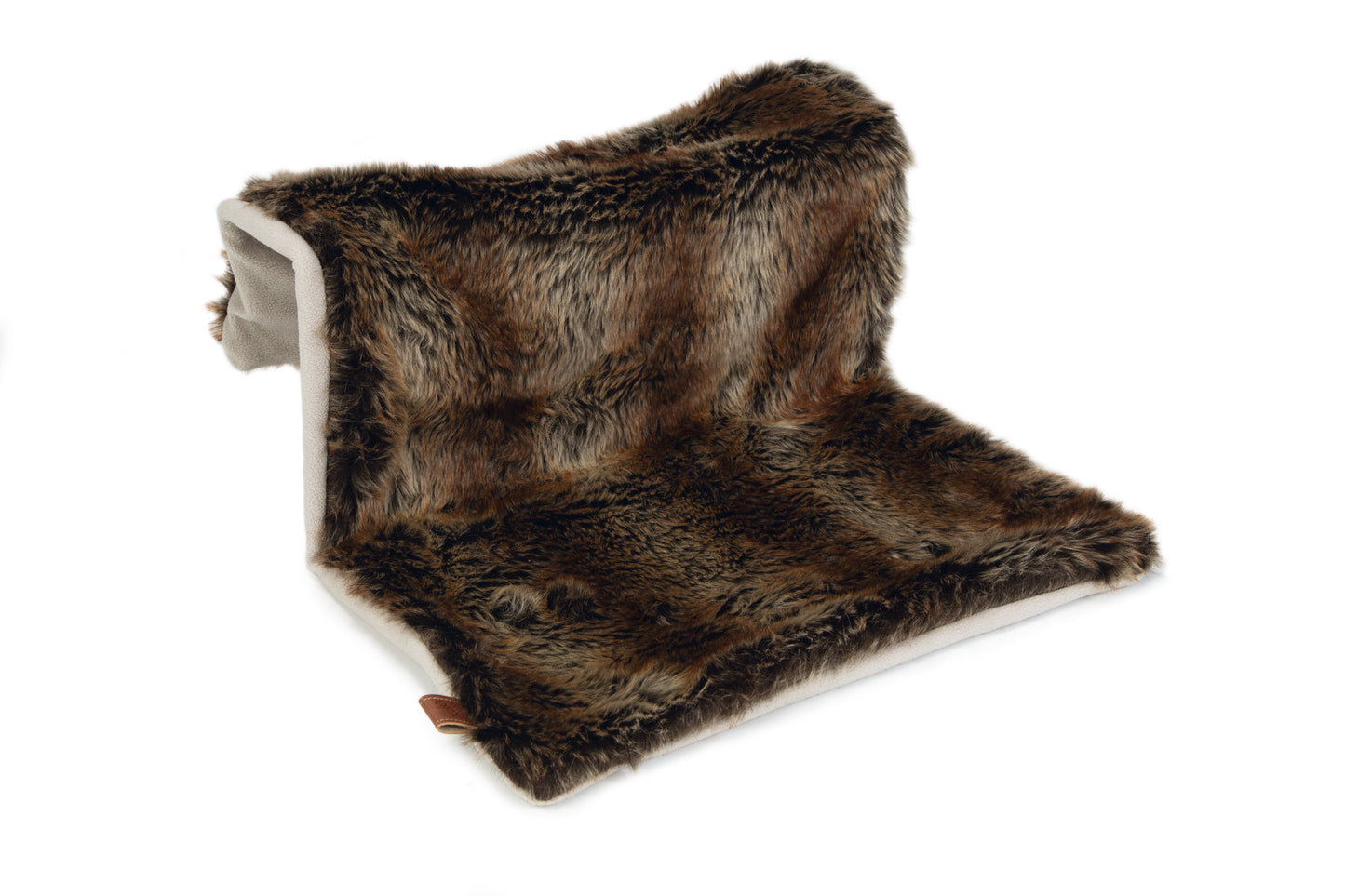Een mooie slaapplek voor jouw kat die niet al teveel plek inneemt? Dat is de Designed by Lotte Relaxy Radiatorhangmat. Deze mooi radiatorhangmat is gemaakt van langharig pluche, zodat jouw kat extra zacht ligt. De radiatorhangmat is verstelbaar tot 12 cm en gemakkelijk te bevestigen aan jouw radiator. Afmeting: 40x30x25 cm