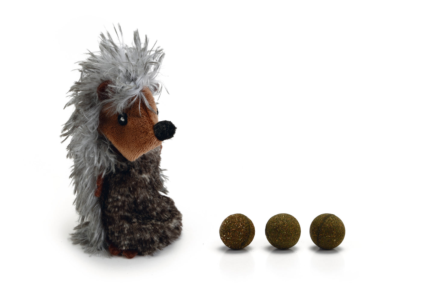 De Beeztees Hedgehog is een leuk pluche kattenspeeltje met geperste catnip ballen. In het speeltje zijn gaten gemaakt, zodat je de catnip ballen erin kunt doen. Door de catnip wordt het speeltje extra aantrekkelijk voor jouw kat of kitten, waardoor jouw maatje ermee wilt blijven spelen.