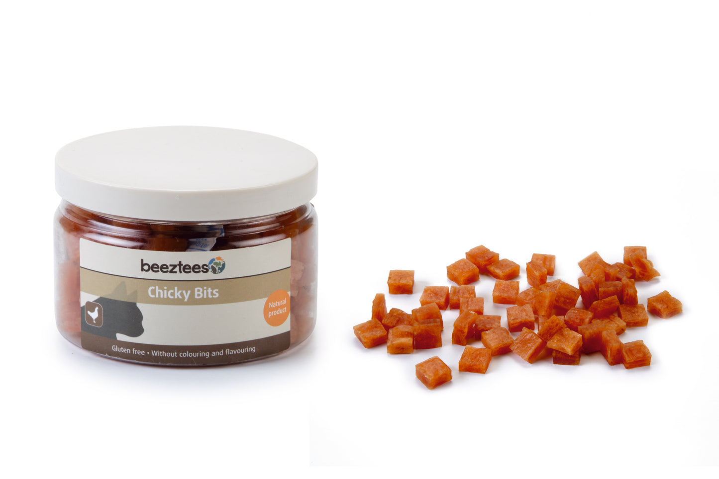 Beeztees Chicky bits 90 gram De Beeztees Chicky Bits zijn een ware delicatesse voor jouw kat. Dit natuurlijk product bevat kip, is glutenvrij en bevat geen kleur- en smaakstoffen. De stukjes kip kunnen worden gegeven als beloning of gewoon als tussendoortje. Deze snack zit in een handig potje, die afsluitbaar is. Inhoud: 90 gram