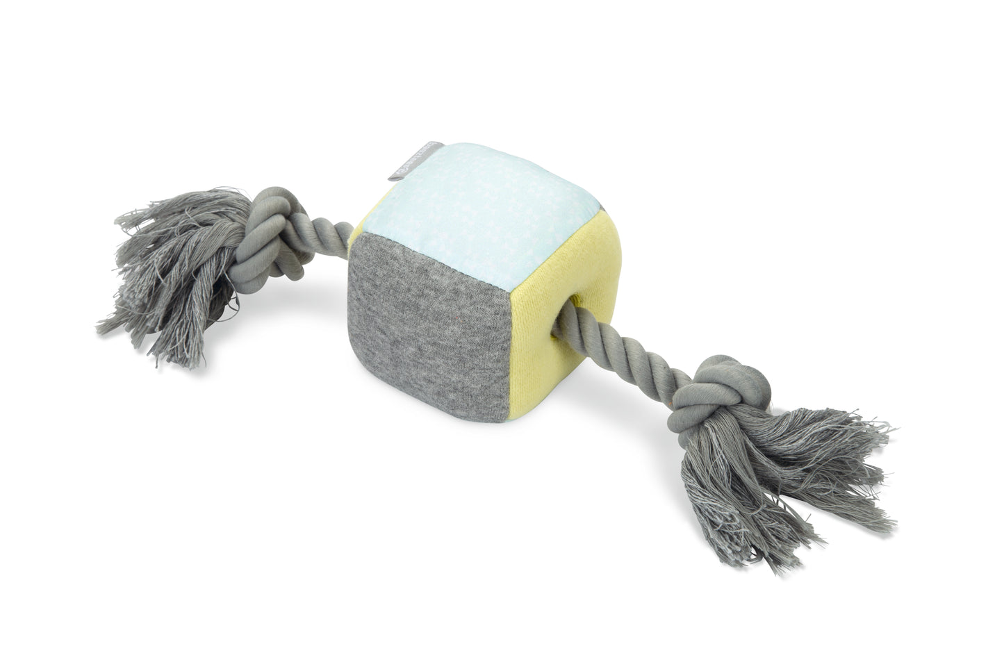 Het Beeztees Puppy Kubi kubus met touw is leuk speelgoed voor jouw pup. Dit speelgoed bestaat uit een flostouw met in het midden een vrolijk gekleurde kubus. Een flostouw is voor pups erg fijn, omdat zij graag bijten. De reden hiervoor is, het doorkomen van tanden en kiezen. Zorg er wel voor dat je erbij blijft wanneer jouw pup met het flostouw speelt, er kunnen namelijk wel eens touwen losraken. Leuk detail: de kubus in het midden zorgt voor nog meer speelplezier doordat er een piep in zit!