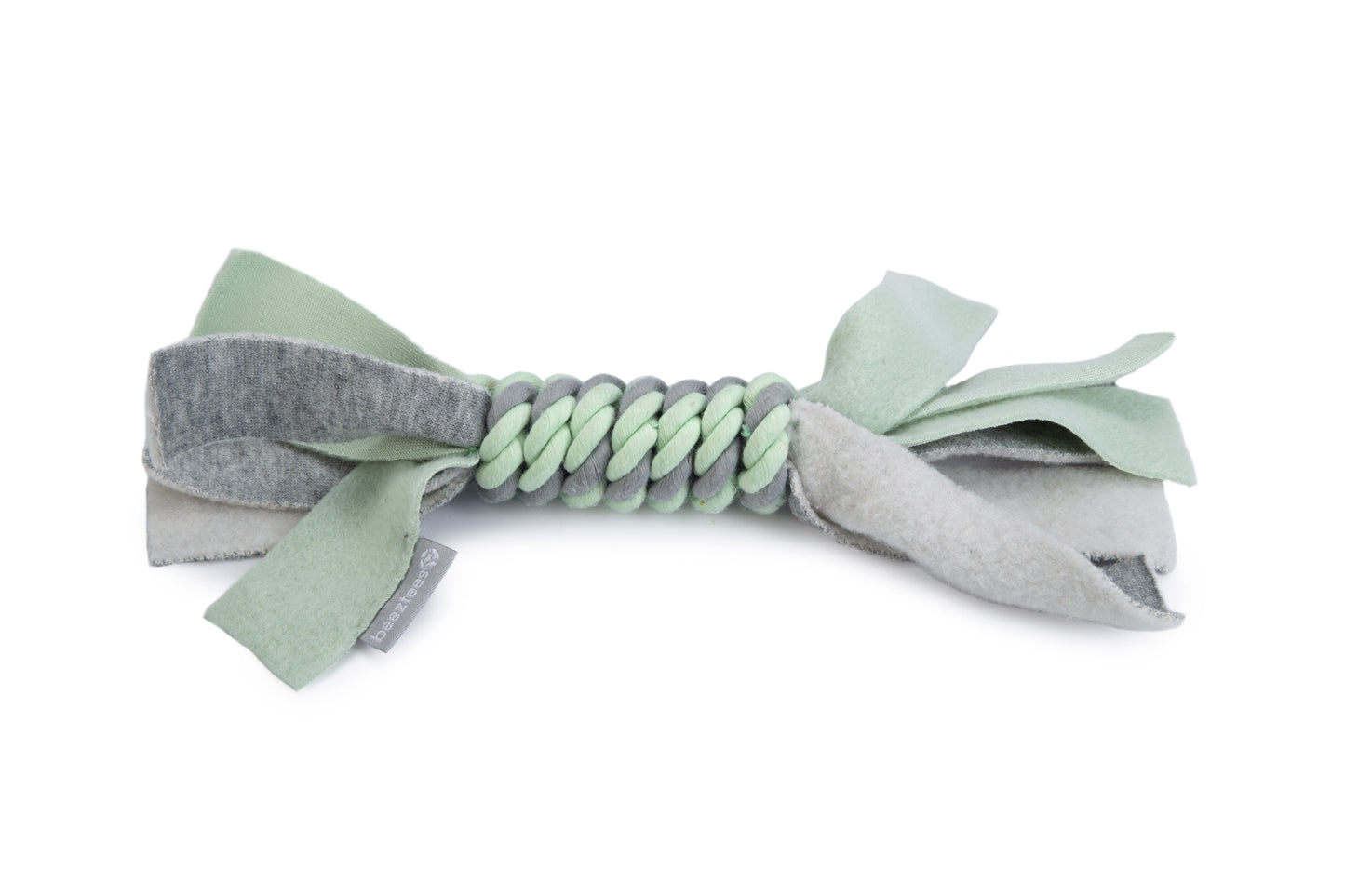 Een leuk speeltouw mag natuurlijk niet ontbreken in al het speelgoed voor jouw pup. Jouw pup kan zelf spelen met het speeltouw, of je kunt er ook samen een trekspelletje mee spelen. Het is dan wel belangrijk dat de pup de trekkracht van het spelletje bepaalt. De slierten aan het uiteinde en de kleuren zorgen ervoor dat het speeltje er ook nog eens leuk uit ziet. Een ideaal hondenspeeltje voor je pup.