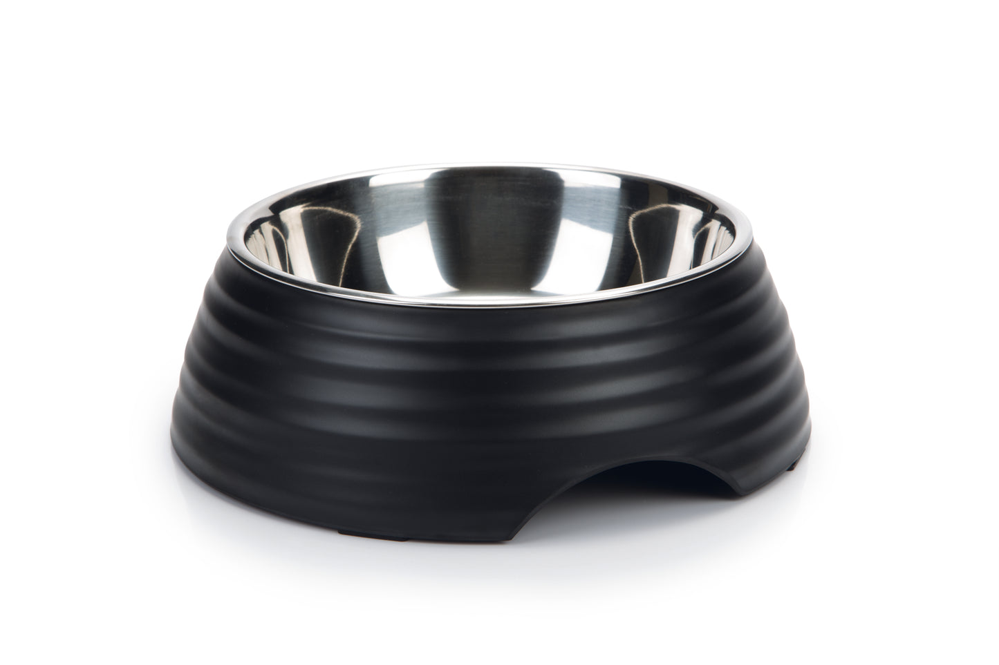 De Beeztees Rimpu melamine hondenvoerbak heeft een moderne uitstraling en past dankzij haar neutrale kleur binnen ieder interieur. De ribbels die rondom lopen, geven de eetbak een speels effect. De binnenkant van de melamine eetbak bestaat uit een RVS bakje die vaatwasserbestendig is.