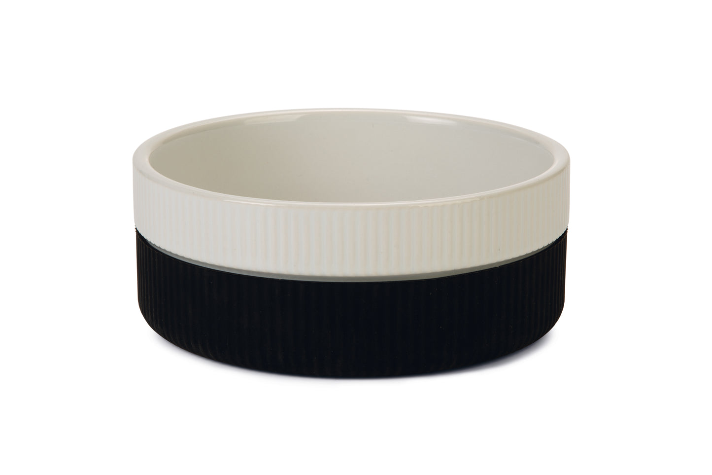 Beeztees Nuf kun je gebruiken als voer- of drinkbak voor jouw hond. Deze keramieke bak is aan de onderkant voorzien van een siliconen rand. Dit geeft de voer- of drinkbak niet alleen een leuke uitstraling, het zorgt er ook nog eens voor dat de bak minder gemakkelijk kan verschuiven.