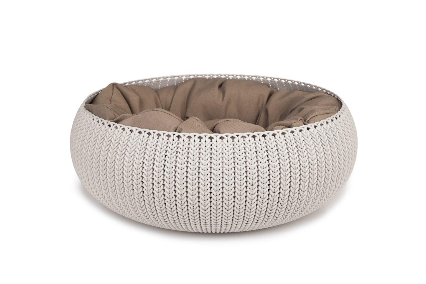 Het Cozy Pet Bed van Curver is het lekkerste bed voor jouw kat. Deze kattenmand is geschikt voor katten, maar ook kleine honden kunnen hier heerlijk in slapen. Dit Pet Bed, gemaakt van hoogwaardig kunststof, heeft een gebreide uitstraling. Hierdoor is het niet alleen een heerlijk bed voor jouw geliefde viervoeter, maar is het ook nog een echte aanwinst voor ieder interieur.
