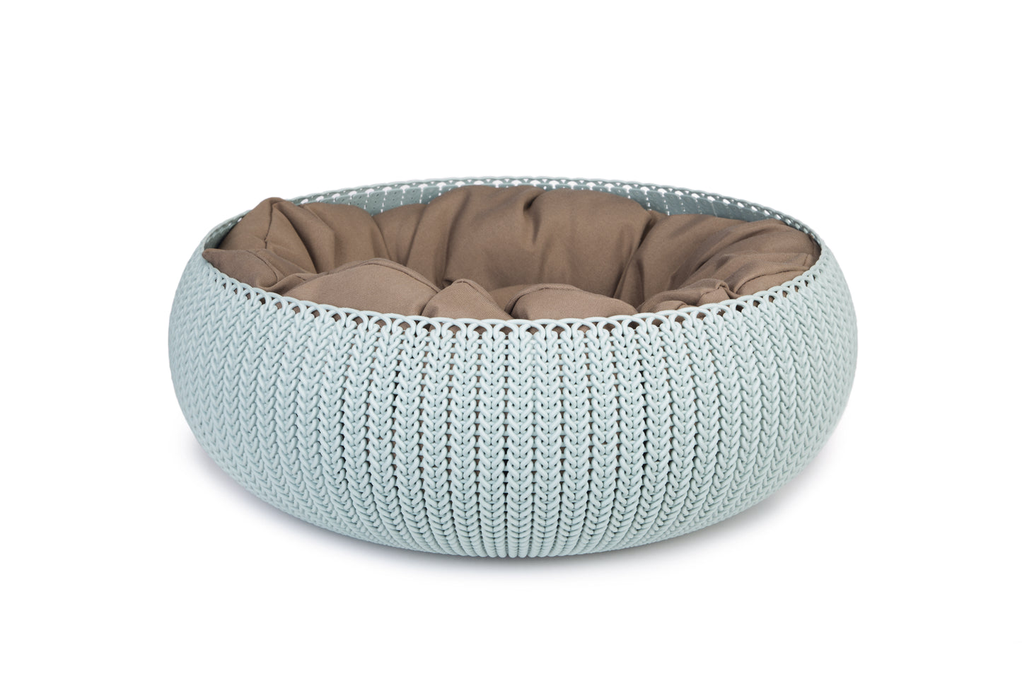 Het Cozy Pet Bed van Curver is het lekkerste bed voor jouw kat. Deze kattenmand is geschikt voor katten, maar ook kleine honden kunnen hier heerlijk in slapen. Dit Pet Bed, gemaakt van hoogwaardig kunststof, heeft een gebreide uitstraling. Hierdoor is het niet alleen een heerlijk bed voor jouw geliefde viervoeter, maar is het ook nog een echte aanwinst voor ieder interieur.