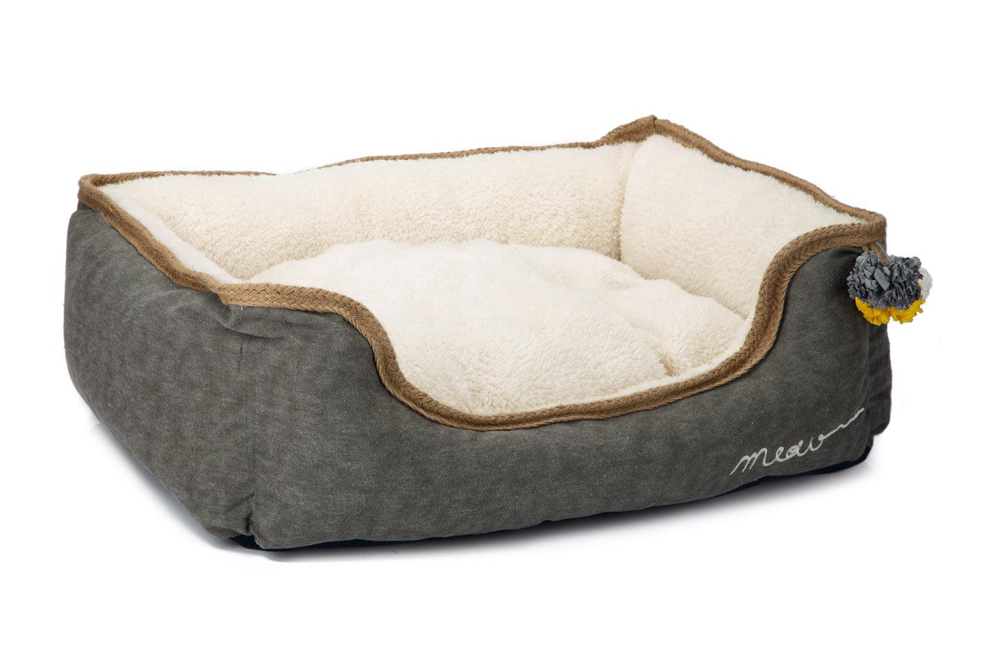 De Asa Kattenmand van Designed by Lotte is een lekker zacht mandje voor jouw kat. Deze mand heeft opstaande randen, waar jouw vriendje zich lekker tegenaan kan krullen. Bovendien is de binnenkant extra zacht, waardoor het nog comfortabeler ligt. De neutrale kleur zorgt ervoor dat de mand fantastisch staat in ieder interieur. De gekleurde bolletjes zorgen voor een speels accent. De lage instap zorgt ervoor, dat jouw kat de troon als een ware koning kan betreden.