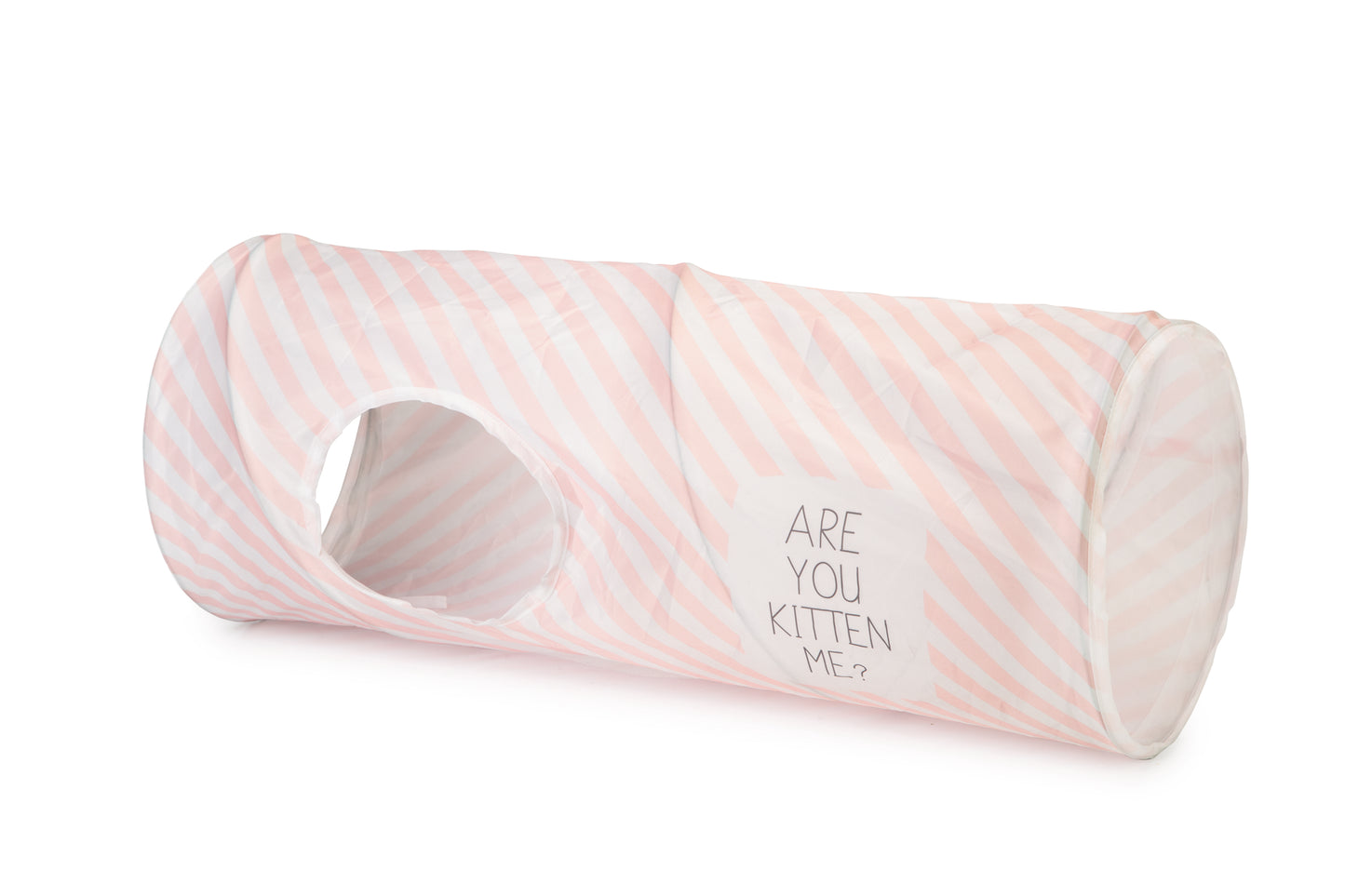 De Beeztees Kittentunnel kan worden gebruikt om er lekker in te spelen. Bovendien kan het knisperende geluid ervoor zorgen dat jouw kitten nog actiever wordt. Tunnels kunnen worden gemaakt van verschillende materialen, zodat er altijd een goede tunnel voor jouw kitten bij is. Deze tunnel is voorzien van een leuk motief en een leuke tekst, zodat het er ook nog eens heel gezellig uitziet in huis.