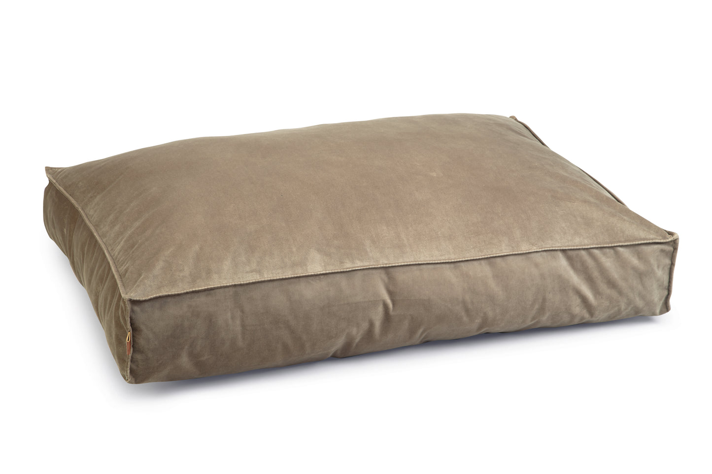 Op zoek naar een heerlijk zachte slaapplek voor jouw hond? Dan is dit het perfecte kussen voor jou! Het Designed by Lotte Nalino Ligkussen is uitgevoerd in de trendy stof fluweel, wat super zacht aanvoelt. De populaire fluwelen stof zorgt bovendien voor een chique detail in jouw interieur. Fluweel is een erg stevige stof en kan tegen een stootje.