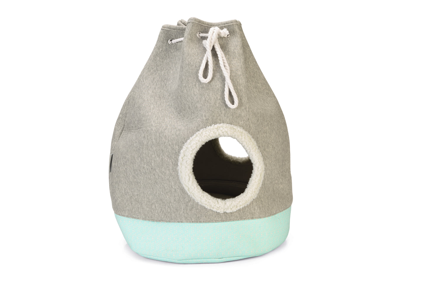 Dit is Flo het Kittenhuisje van het merk Beeztees en jouw kitten zal dit huisje helemaal fantastisch vinden. Flo ziet er niet alleen geweldig uit, zij is ook nog eens zo ingericht dat je Furry Friend zich er direct in thuis voelt. Flo komt namelijk met meerdere gaten, zodat alles goed in de gaten kan worden gehouden. Bovendien is het huisje voorzien van een heerlijk zacht kussen, zodat jouw kitten een dutje kan doen.