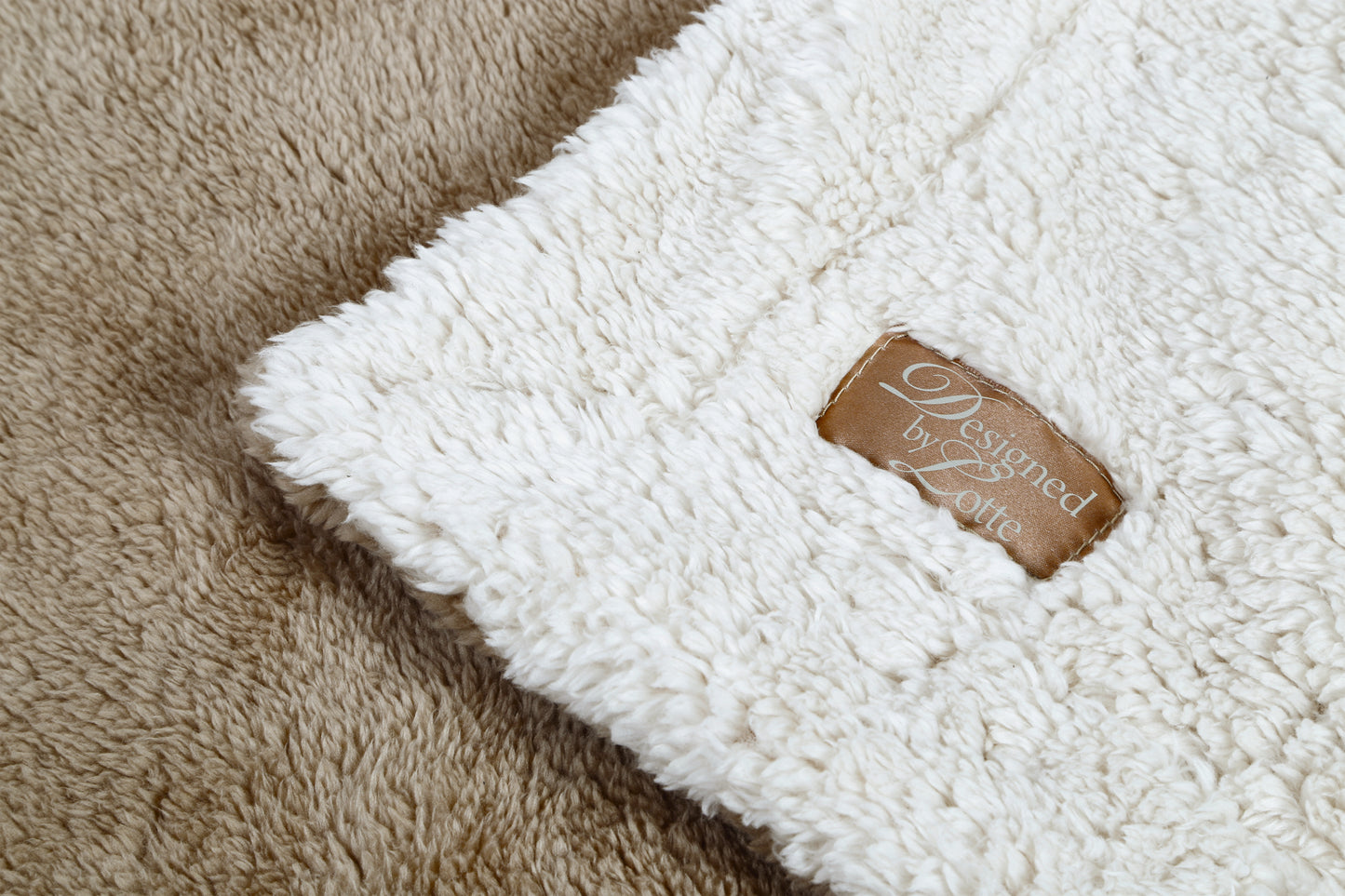 Ligt jouw huisdier graag op de bank, op schoot of in bed? Dan is het Designed by Lotte Wush hondendeken iets voor jou. Met dit zachte en mooi afgewerkte plaid, zorg je er namelijk voor dat je meubels vrij blijven van haren. Bovendien zorgt het ook voor extra comfort voor jouw trouwe viervoeter. Natuurlijk kun je het kleed ook zelf gebruiken!
