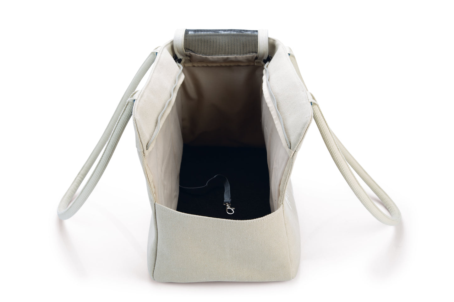 Samen met jouw hond op pad? Dat kan met deze Flore Schoudertas van het merk Beeztees. Deze trendy schoudertas voor de hond is gemaakt van canvas, hierdoor krijgt de tas een beetje een beachlook. De tas is aan de binnenkant voorzien van een zachte mat, zodat jouw hond extra comfortabel kan liggen of zitten. De tas is aan de bovenkant af te sluiten met gaas, waardoor er altijd voldoende frisse lucht in de tas aanwezig is.