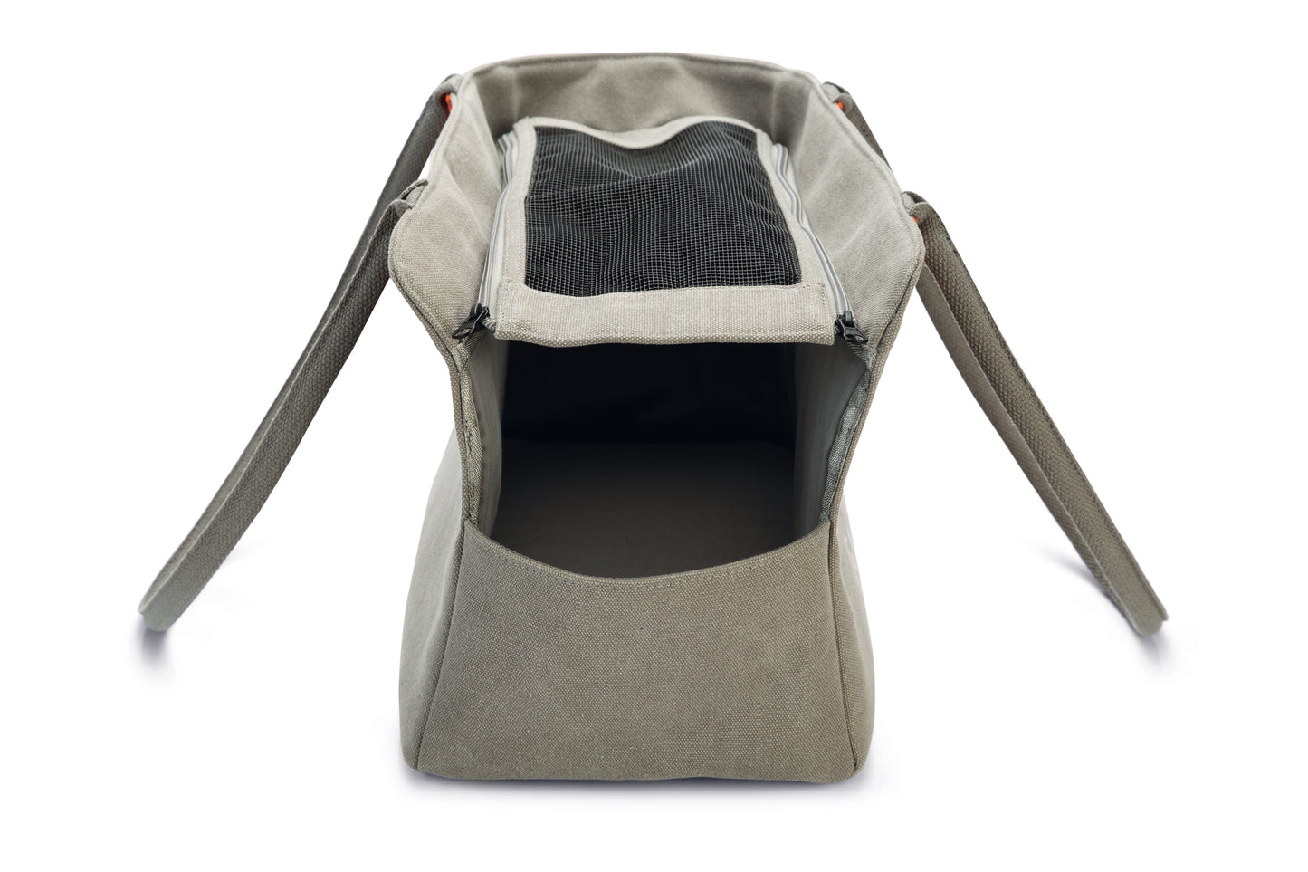 Samen met jouw hond op pad? Dat kan met deze Beeztees Metka Schoudertas. Deze trendy schoudertas voor de hond is gemaakt van duurzaam canvas, hierdoor krijgt de tas een beetje een beachlook. De tas is aan de binnenkant voorzien van een zachte mat, zodat jouw hond extra comfortabel kan liggen of zitten. De tas is aan de bovenkant af te sluiten met gaas, waardoor er altijd voldoende frisse lucht in de tas aanwezig is.