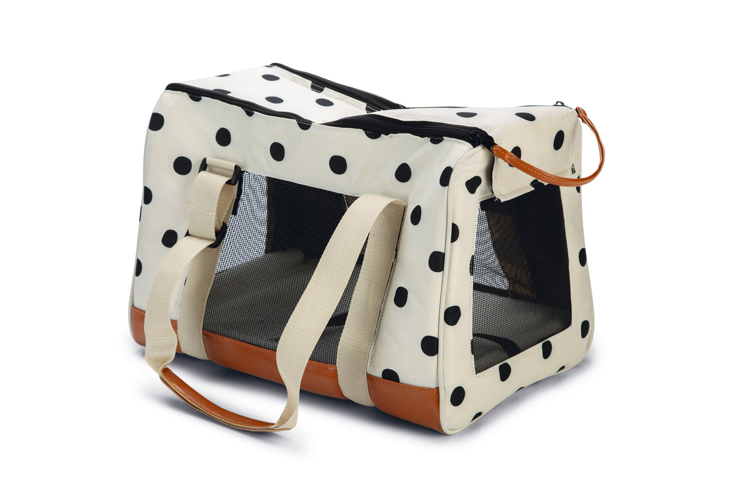 Roadtrip! Ga samen met jouw kleine hond het avontuur tegemoet met deze Beeztees Prue Reistas. Deze tas is voorzien van twee ritsluitingen aan de bovenzijde van de tas, zodat deze volledig afgesloten kan worden. De reistas heeft aan de voor-, achter- en zijkant gaas, zodat er altijd voldoende frisse lucht is voor jouw kleine vriend. Aan de binnenkant van de tas, zit een haakje die vastgemaakt kan worden aan de halsband of het harnas van de hond, die biedt extra veiligheid.