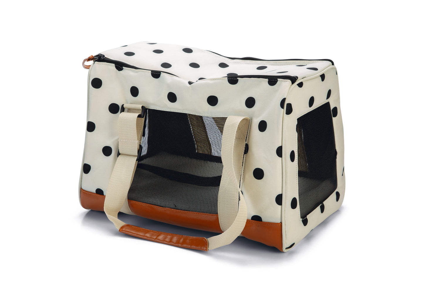 Roadtrip! Ga samen met jouw kleine hond het avontuur tegemoet met deze Beeztees Prue Reistas. Deze tas is voorzien van twee ritsluitingen aan de bovenzijde van de tas, zodat deze volledig afgesloten kan worden. De reistas heeft aan de voor-, achter- en zijkant gaas, zodat er altijd voldoende frisse lucht is voor jouw kleine vriend. Aan de binnenkant van de tas, zit een haakje die vastgemaakt kan worden aan de halsband of het harnas van de hond, die biedt extra veiligheid.