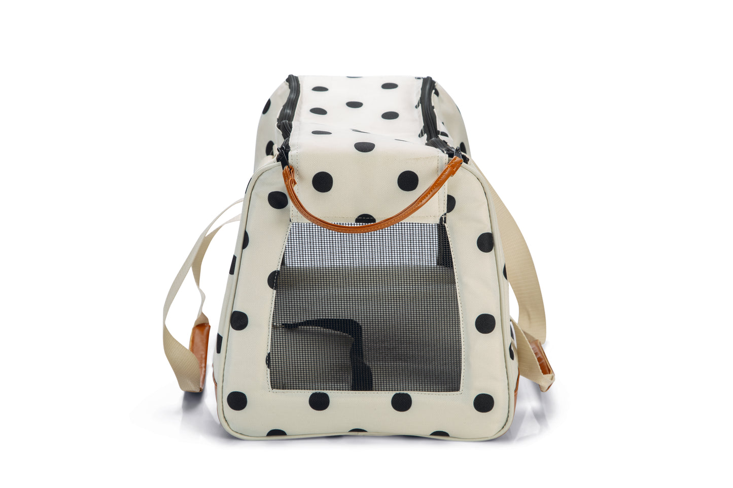 Roadtrip! Ga samen met jouw kleine hond het avontuur tegemoet met deze Beeztees Prue Reistas. Deze tas is voorzien van twee ritsluitingen aan de bovenzijde van de tas, zodat deze volledig afgesloten kan worden. De reistas heeft aan de voor-, achter- en zijkant gaas, zodat er altijd voldoende frisse lucht is voor jouw kleine vriend. Aan de binnenkant van de tas, zit een haakje die vastgemaakt kan worden aan de halsband of het harnas van de hond, die biedt extra veiligheid.