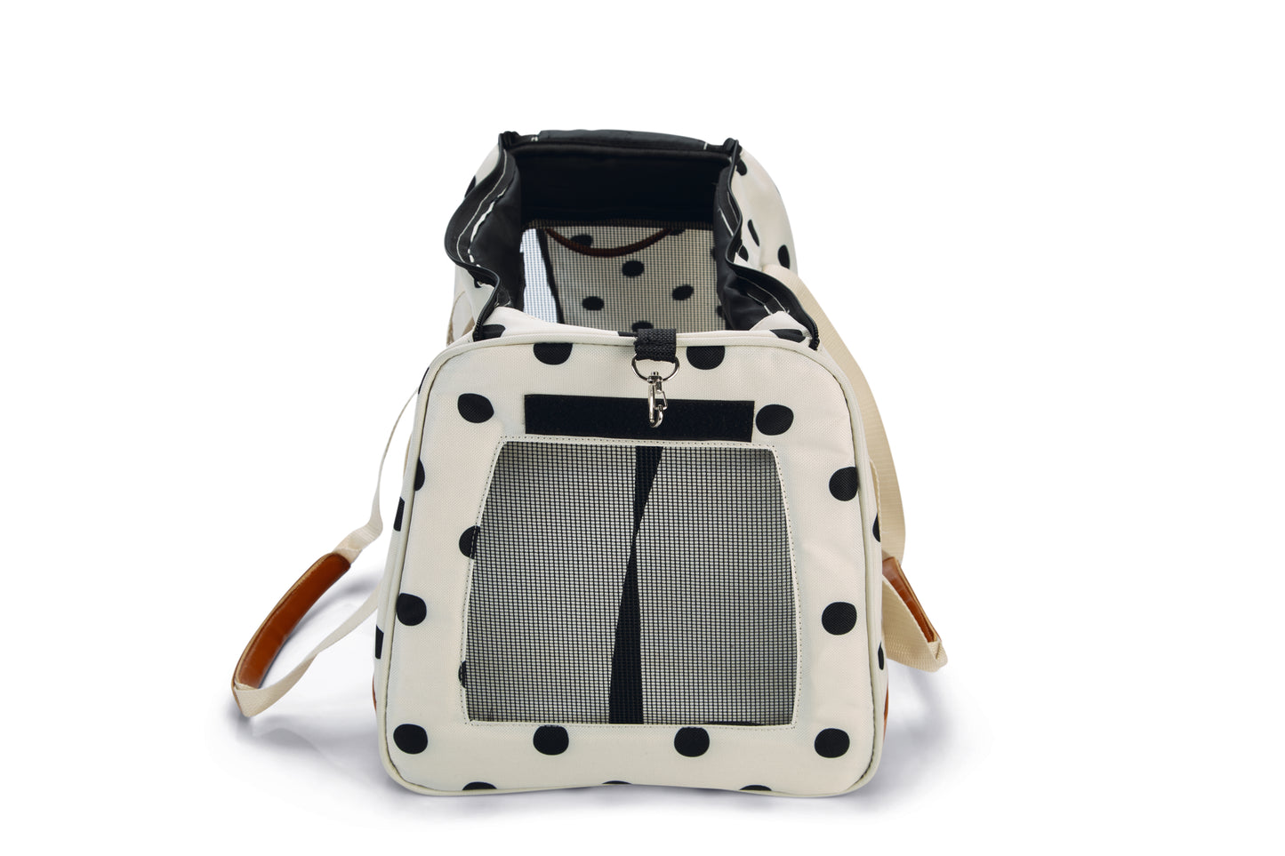 Roadtrip! Ga samen met jouw kleine hond het avontuur tegemoet met deze Beeztees Prue Reistas. Deze tas is voorzien van twee ritsluitingen aan de bovenzijde van de tas, zodat deze volledig afgesloten kan worden. De reistas heeft aan de voor-, achter- en zijkant gaas, zodat er altijd voldoende frisse lucht is voor jouw kleine vriend. Aan de binnenkant van de tas, zit een haakje die vastgemaakt kan worden aan de halsband of het harnas van de hond, die biedt extra veiligheid.