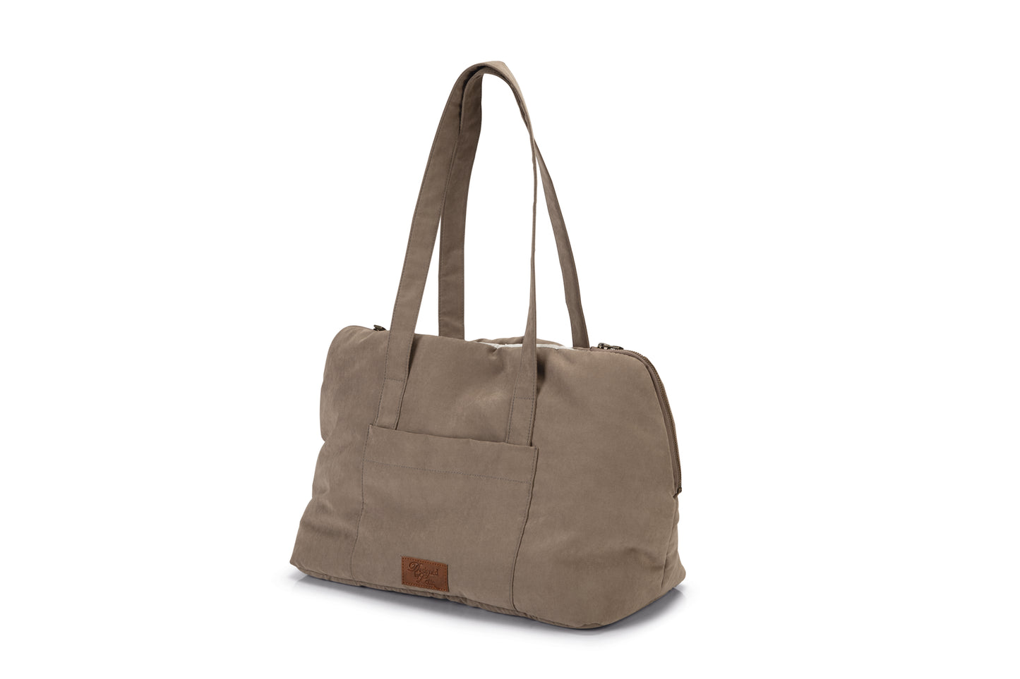 Van deze Designed by Lotte Bundu Draagtas voor de hond, zul je het hele jaar plezier beleven! De draagtas heeft namelijk een hele warme binnenkant van pluche, waardoor winterse wandelingen geen probleem meer zijn. Met mooi weer haal je het warme pluche heel eenvoudig uit de tas. De draagtas is voorzien van een zijvakje, waarin gemakkelijk kleine spulletjes kunnen worden meegenomen.