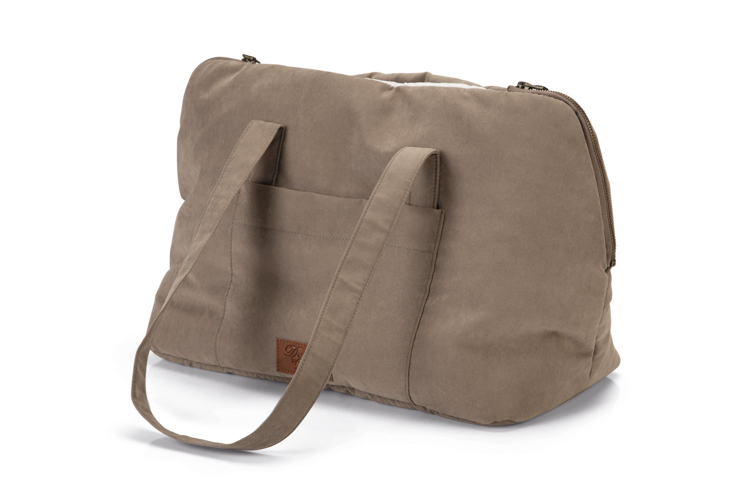 Van deze Designed by Lotte Bundu Draagtas voor de hond, zul je het hele jaar plezier beleven! De draagtas heeft namelijk een hele warme binnenkant van pluche, waardoor winterse wandelingen geen probleem meer zijn. Met mooi weer haal je het warme pluche heel eenvoudig uit de tas. De draagtas is voorzien van een zijvakje, waarin gemakkelijk kleine spulletjes kunnen worden meegenomen.