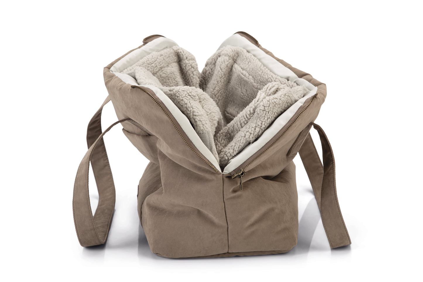 Van deze Designed by Lotte Bundu Draagtas voor de hond, zul je het hele jaar plezier beleven! De draagtas heeft namelijk een hele warme binnenkant van pluche, waardoor winterse wandelingen geen probleem meer zijn. Met mooi weer haal je het warme pluche heel eenvoudig uit de tas. De draagtas is voorzien van een zijvakje, waarin gemakkelijk kleine spulletjes kunnen worden meegenomen.