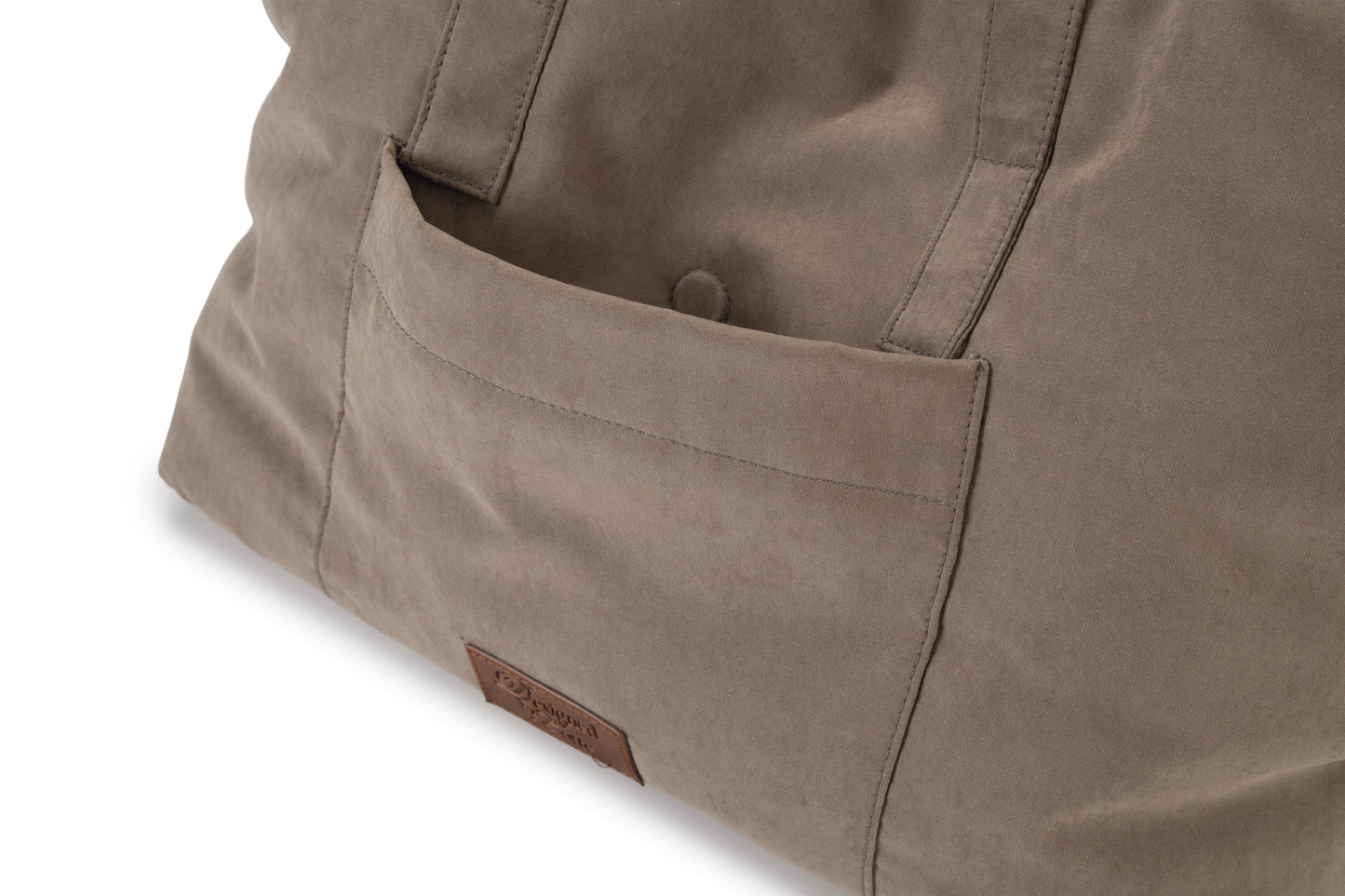 Van deze Designed by Lotte Bundu Draagtas voor de hond, zul je het hele jaar plezier beleven! De draagtas heeft namelijk een hele warme binnenkant van pluche, waardoor winterse wandelingen geen probleem meer zijn. Met mooi weer haal je het warme pluche heel eenvoudig uit de tas. De draagtas is voorzien van een zijvakje, waarin gemakkelijk kleine spulletjes kunnen worden meegenomen.