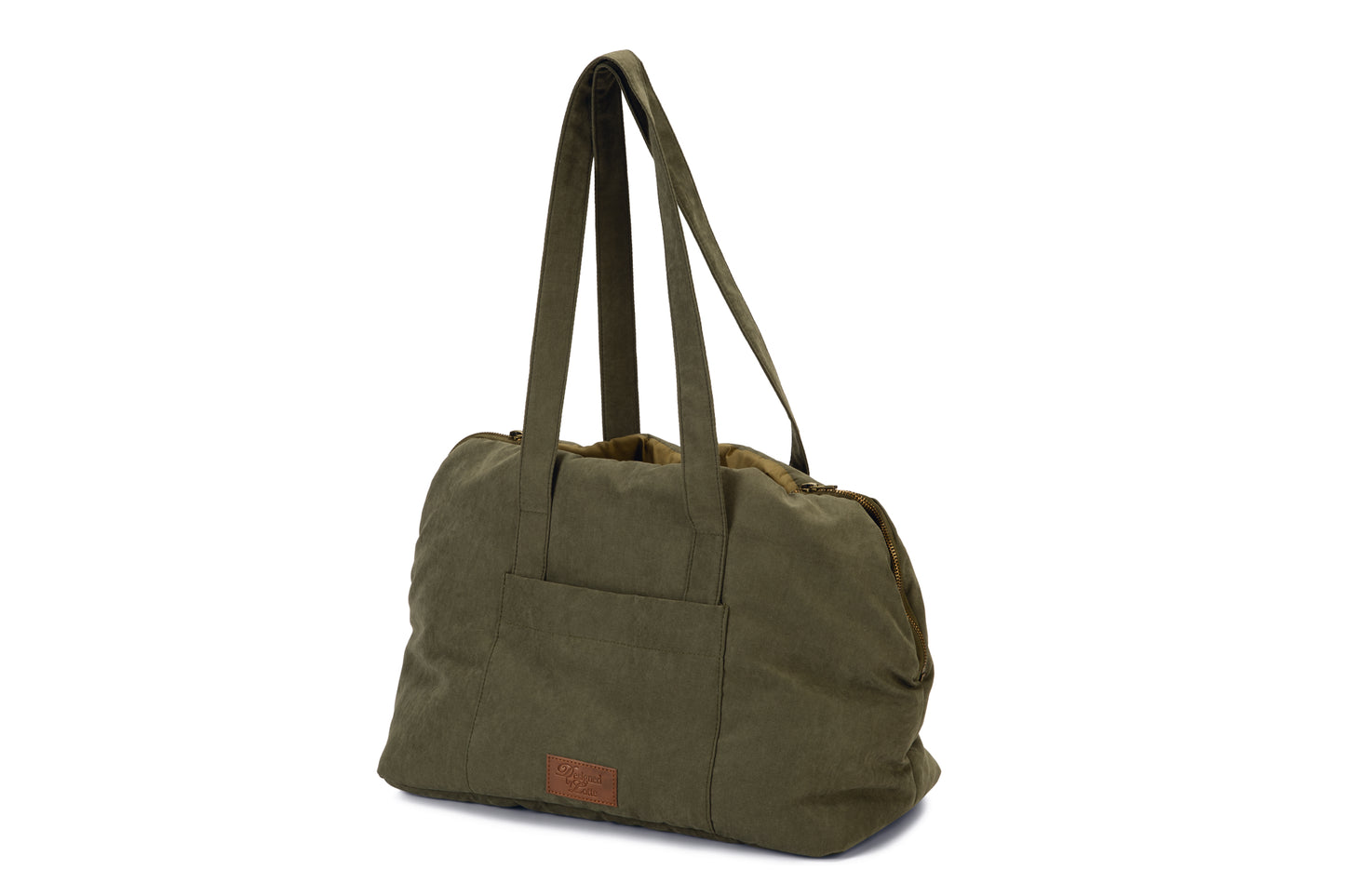 Van deze Designed by Lotte Bundu Draagtas voor de hond, zul je het hele jaar plezier beleven! De draagtas heeft namelijk een hele warme binnenkant van pluche, waardoor winterse wandelingen geen probleem meer zijn. Met mooi weer haal je het warme pluche heel eenvoudig uit de tas. De draagtas is voorzien van een zijvakje, waarin gemakkelijk kleine spulletjes kunnen worden meegenomen.