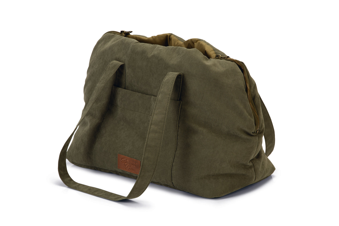 Van deze Designed by Lotte Bundu Draagtas voor de hond, zul je het hele jaar plezier beleven! De draagtas heeft namelijk een hele warme binnenkant van pluche, waardoor winterse wandelingen geen probleem meer zijn. Met mooi weer haal je het warme pluche heel eenvoudig uit de tas. De draagtas is voorzien van een zijvakje, waarin gemakkelijk kleine spulletjes kunnen worden meegenomen.