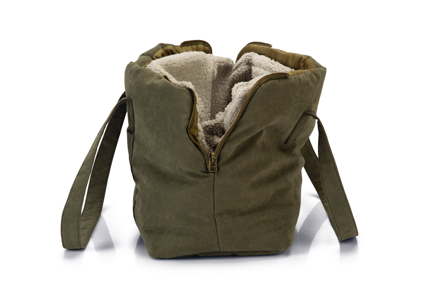 Van deze Designed by Lotte Bundu Draagtas voor de hond, zul je het hele jaar plezier beleven! De draagtas heeft namelijk een hele warme binnenkant van pluche, waardoor winterse wandelingen geen probleem meer zijn. Met mooi weer haal je het warme pluche heel eenvoudig uit de tas. De draagtas is voorzien van een zijvakje, waarin gemakkelijk kleine spulletjes kunnen worden meegenomen.