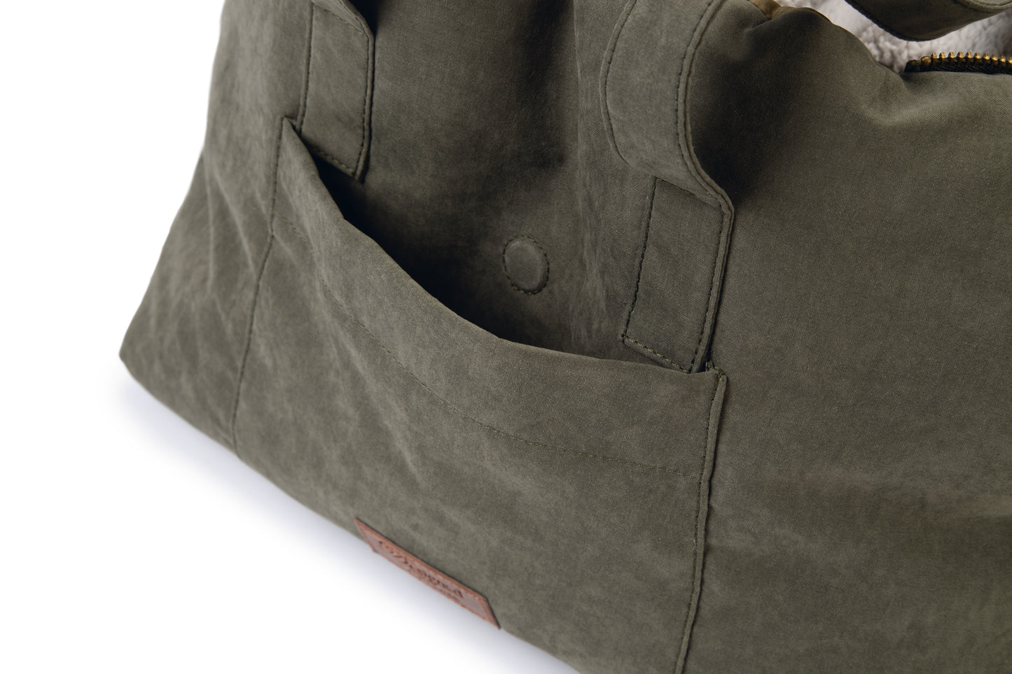 Van deze Designed by Lotte Bundu Draagtas voor de hond, zul je het hele jaar plezier beleven! De draagtas heeft namelijk een hele warme binnenkant van pluche, waardoor winterse wandelingen geen probleem meer zijn. Met mooi weer haal je het warme pluche heel eenvoudig uit de tas. De draagtas is voorzien van een zijvakje, waarin gemakkelijk kleine spulletjes kunnen worden meegenomen.