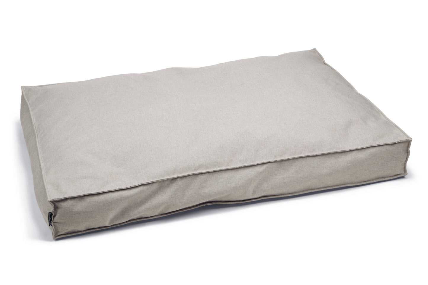 Het Beeztees Ferro hondenkussen is een heerlijk ligkussen met een prachtige kussenhoes. Dit kussen ligt heerlijk zacht voor jouw hond, doordat het kussen een uitstekende vulling heeft. Het ligkussen bevat een rits waardoor de kussenhoes eenvoudig kan worden uitgewassen in de wasmachine op 30 graden. - Inclusief rits - Kussenhoes uitwasbaar in de wasmachine op 30 graden - Heerlijk zacht kussen gemaakt van een prachtig materiaal