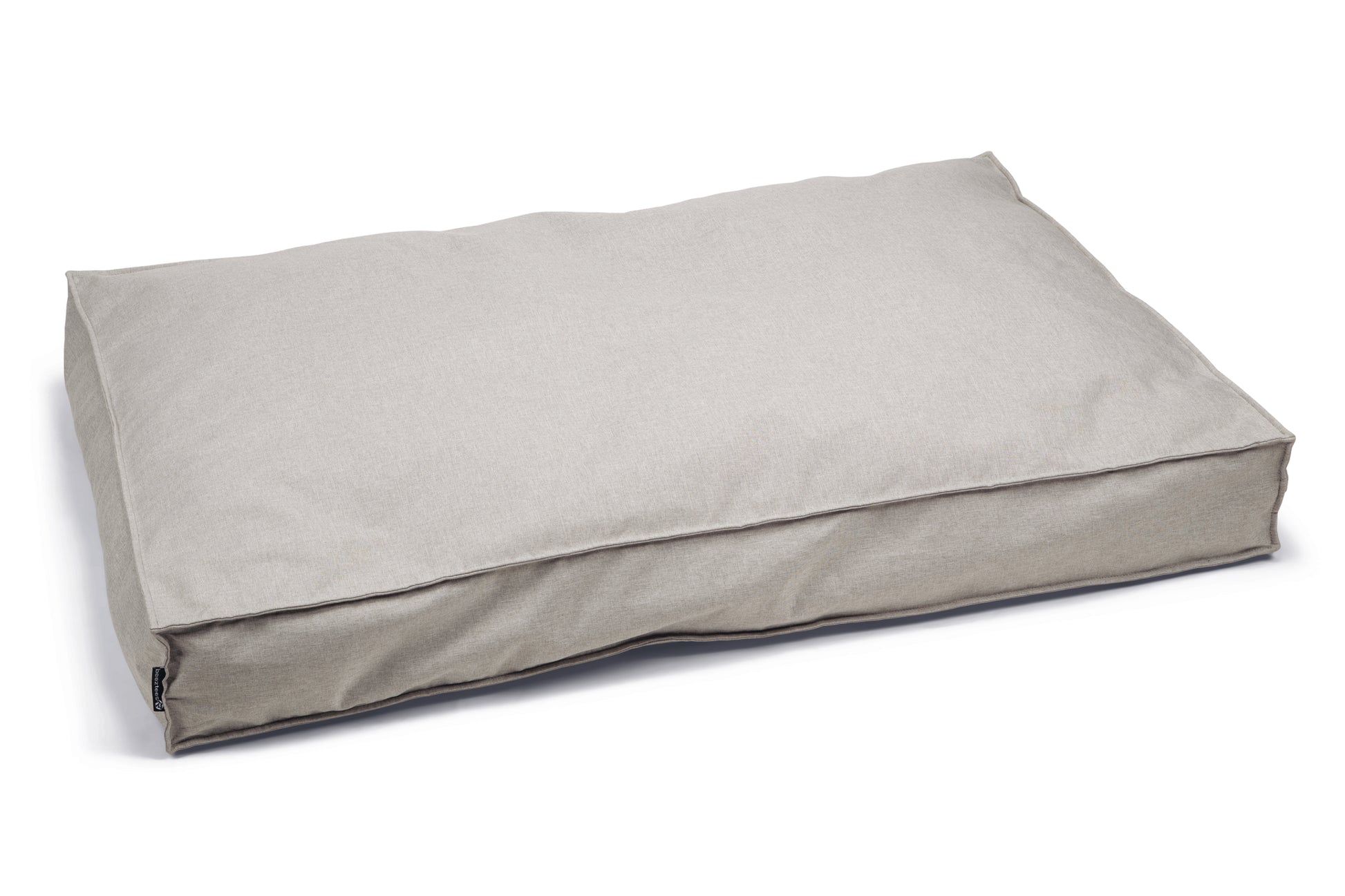 Het Beeztees Ferro hondenkussen is een heerlijk ligkussen met een prachtige kussenhoes. Dit kussen ligt heerlijk zacht voor jouw hond, doordat het kussen een uitstekende vulling heeft. Het ligkussen bevat een rits waardoor de kussenhoes eenvoudig kan worden uitgewassen in de wasmachine op 30 graden. - Inclusief rits - Kussenhoes uitwasbaar in de wasmachine op 30 graden - Heerlijk zacht kussen gemaakt van een prachtig materiaal