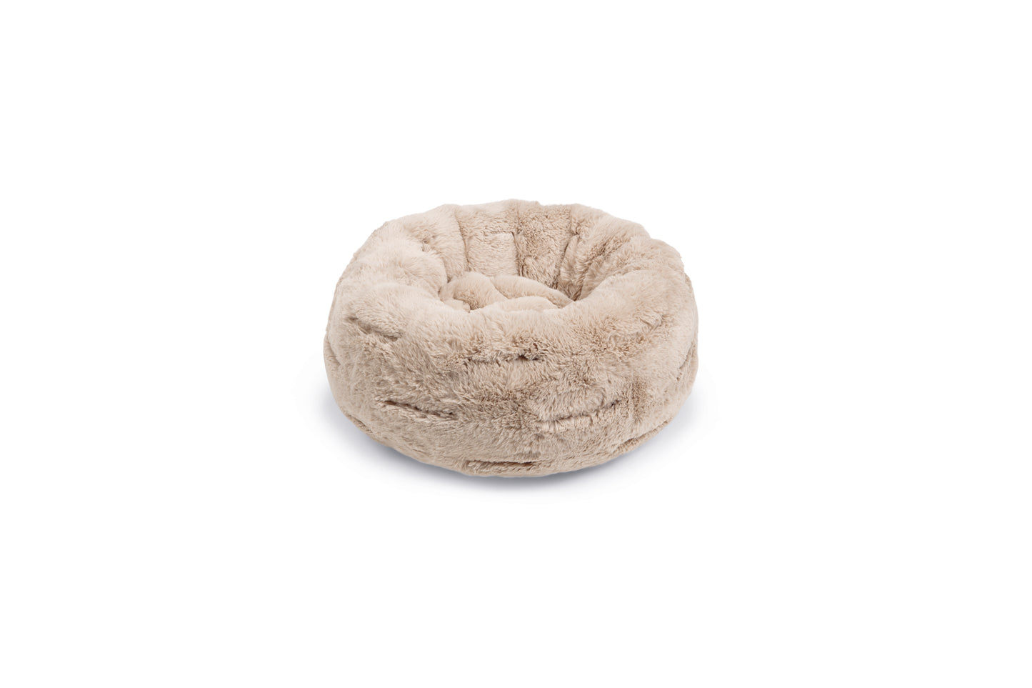 De Xanto mand is een heerlijk zacht en fluffy rond mandje voor kleine hondjes en katten. Het mandje komt van het topmerk Designed by Lotte en is verkrijgbaar in drie maten, waarvan de kleinste maat ook geschikt is voor de kat! Het mandje is gemaakt van hoogwaardig pluche, waardoor het mandje extra zacht en fluffy is.