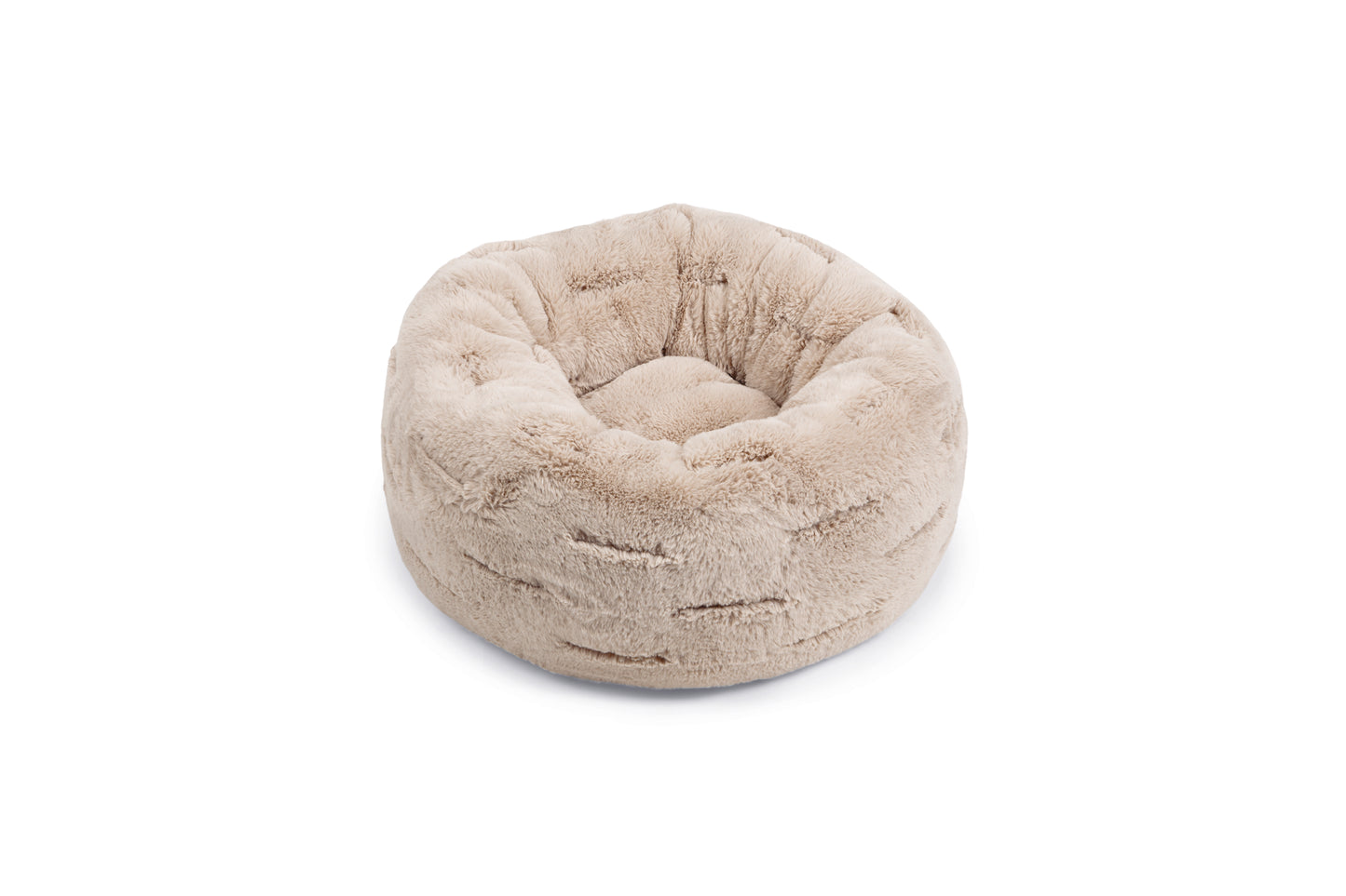 De Xanto mand is een heerlijk zacht en fluffy rond mandje voor kleine hondjes en katten. Het mandje komt van het topmerk Designed by Lotte en is verkrijgbaar in drie maten, waarvan de kleinste maat ook geschikt is voor de kat! Het mandje is gemaakt van hoogwaardig pluche, waardoor het mandje extra zacht en fluffy is.