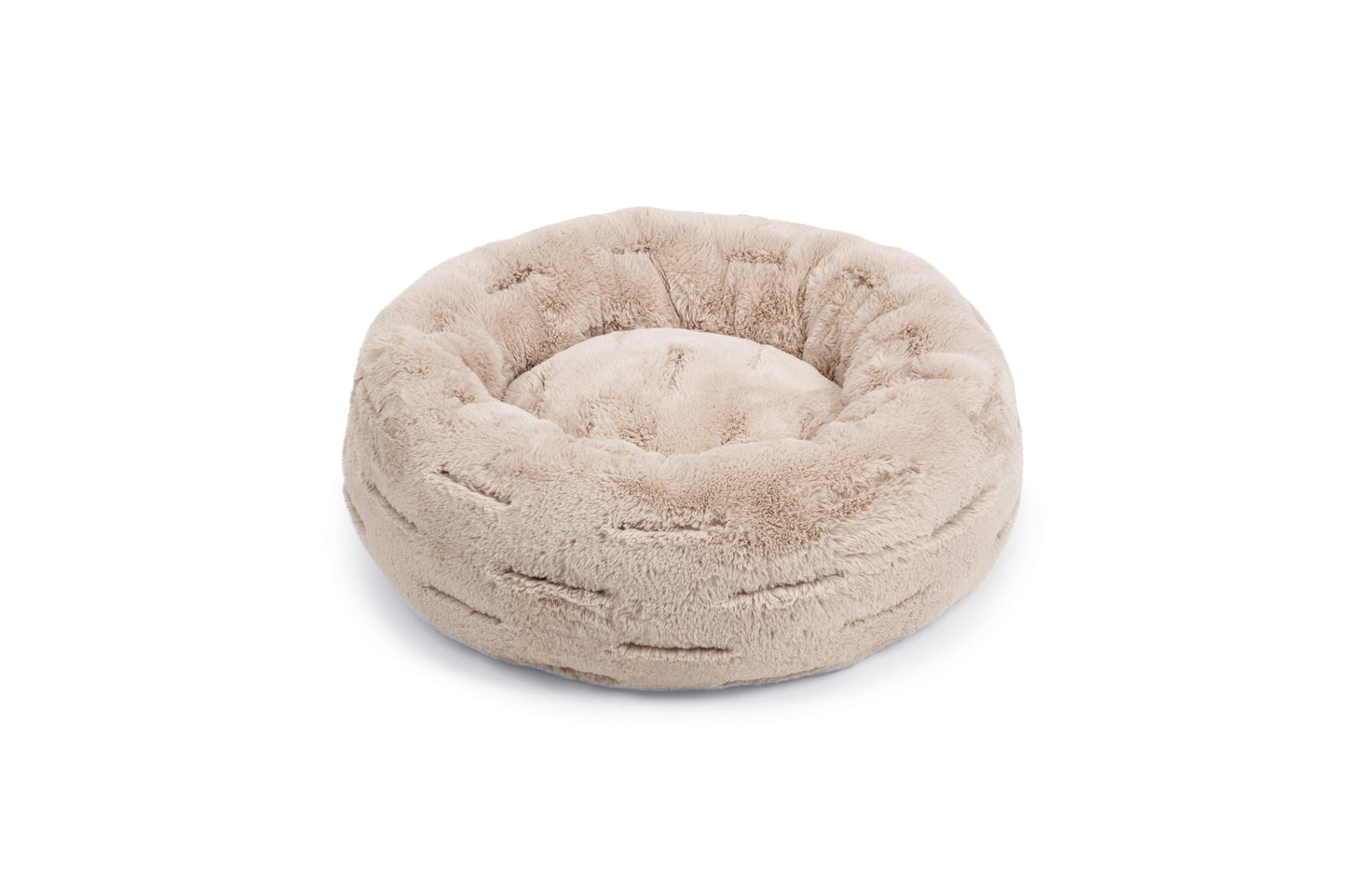 De Xanto mand is een heerlijk zacht en fluffy rond mandje voor kleine hondjes en katten. Het mandje komt van het topmerk Designed by Lotte en is verkrijgbaar in drie maten, waarvan de kleinste maat ook geschikt is voor de kat! Het mandje is gemaakt van hoogwaardig pluche, waardoor het mandje extra zacht en fluffy is.