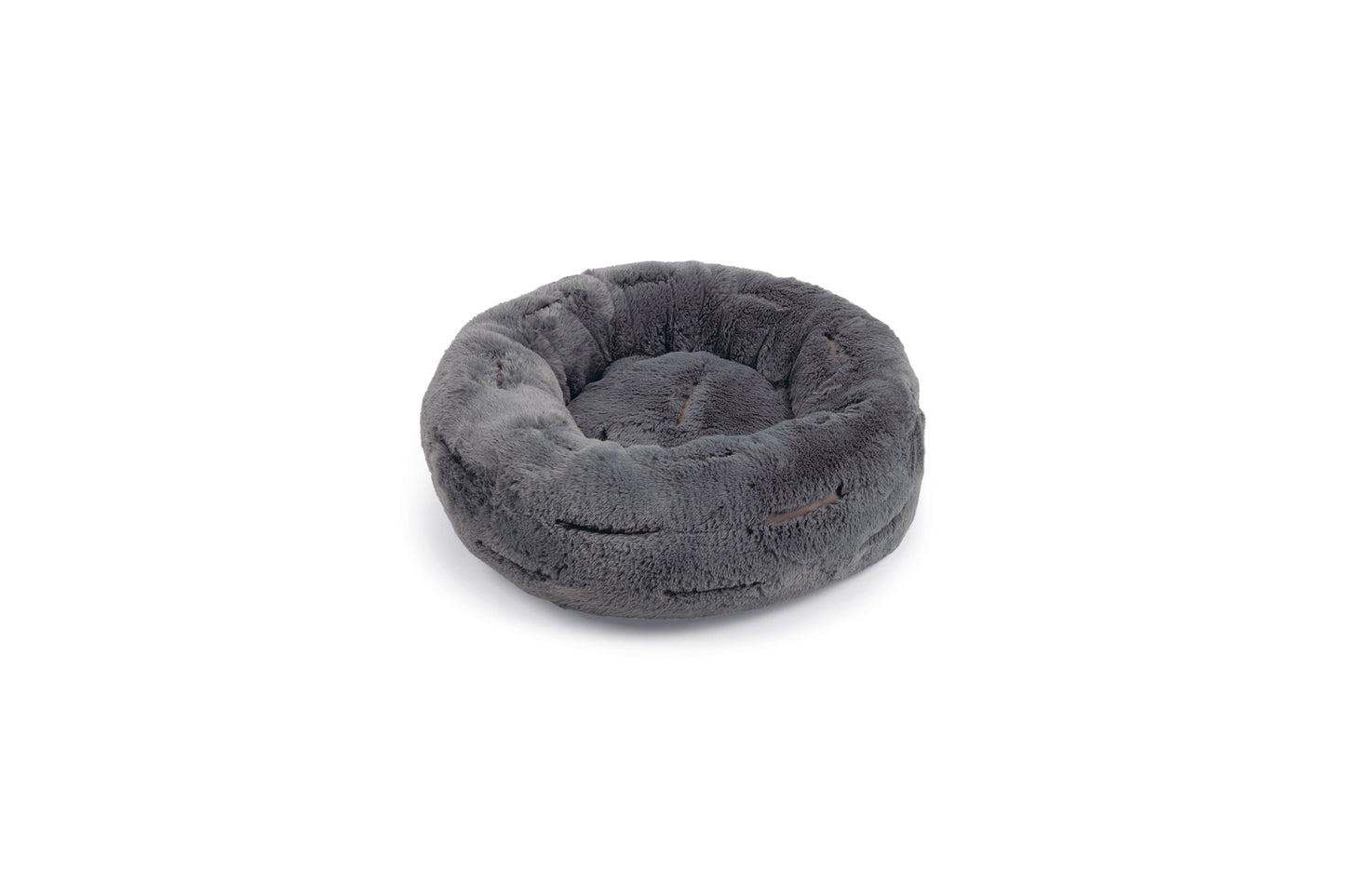 De Xanto mand is een heerlijk zacht en fluffy rond mandje voor kleine hondjes en katten. Het mandje komt van het topmerk Designed by Lotte en is verkrijgbaar in drie maten, waarvan de kleinste maat ook geschikt is voor de kat! Het mandje is gemaakt van hoogwaardig pluche, waardoor het mandje extra zacht en fluffy is.