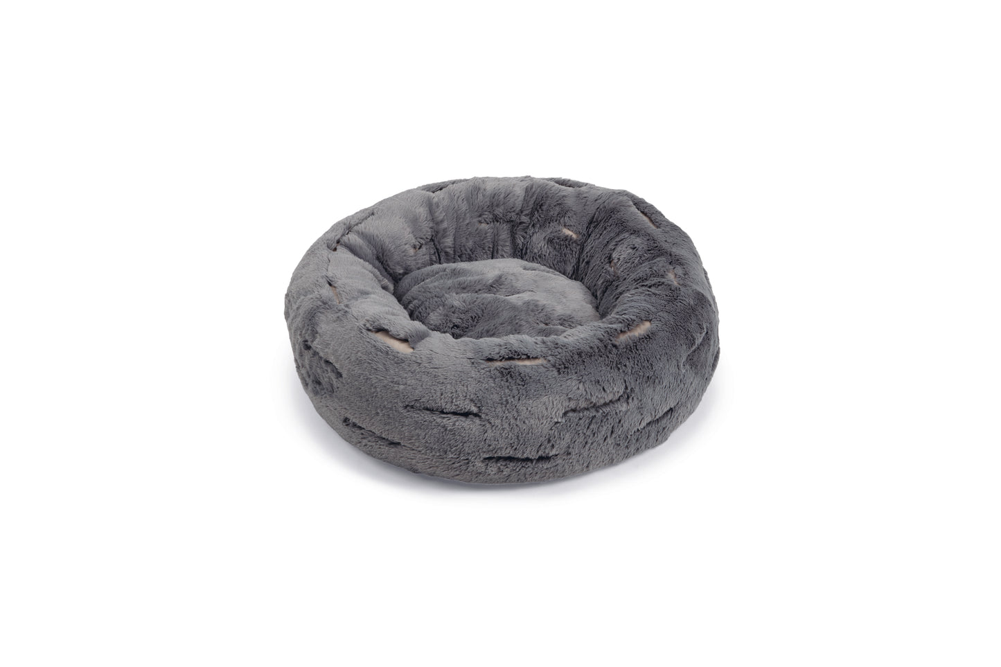 De Xanto mand is een heerlijk zacht en fluffy rond mandje voor kleine hondjes en katten. Het mandje komt van het topmerk Designed by Lotte en is verkrijgbaar in drie maten, waarvan de kleinste maat ook geschikt is voor de kat! Het mandje is gemaakt van hoogwaardig pluche, waardoor het mandje extra zacht en fluffy is.