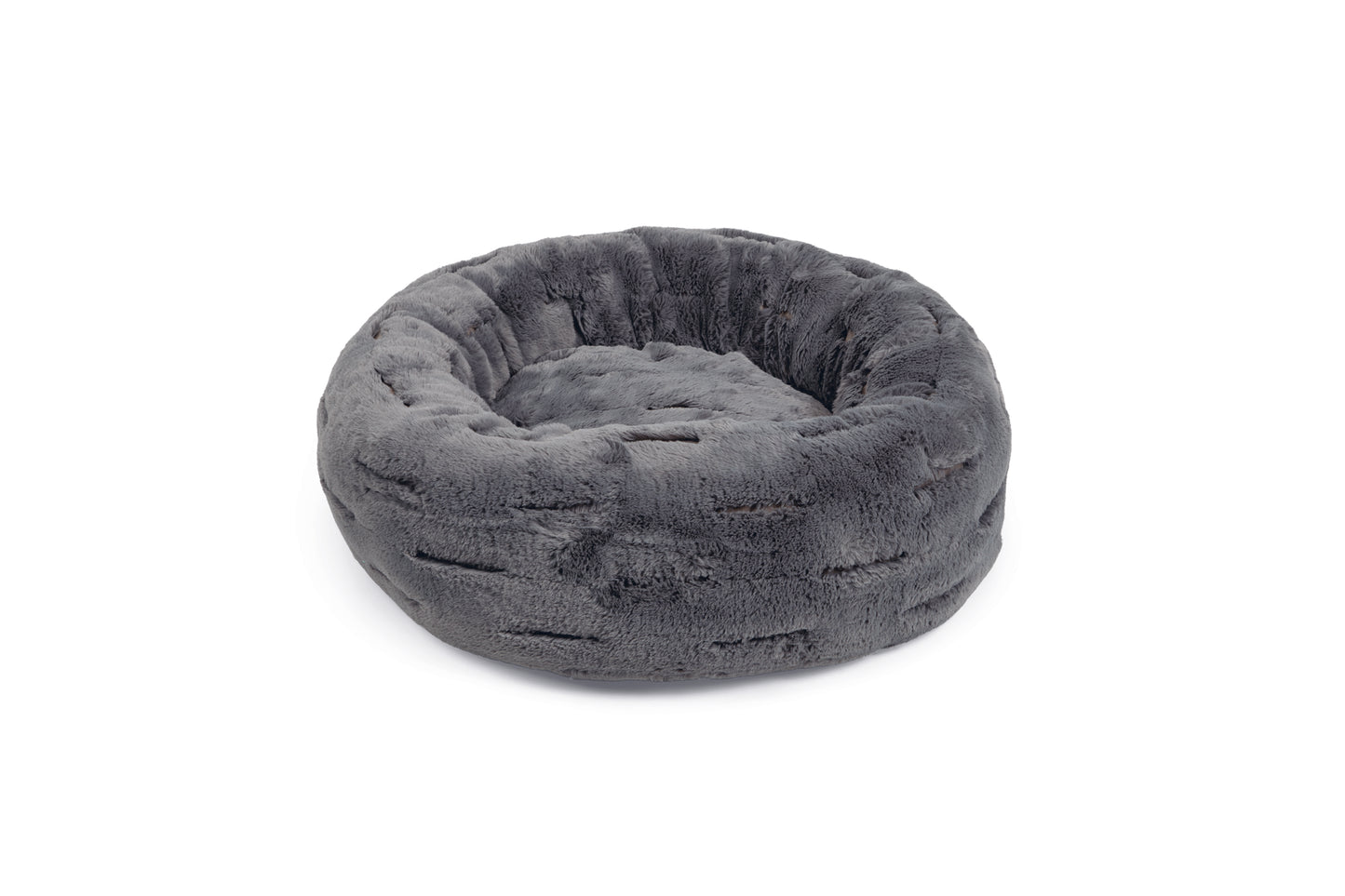 De Xanto mand is een heerlijk zacht en fluffy rond mandje voor kleine hondjes en katten. Het mandje komt van het topmerk Designed by Lotte en is verkrijgbaar in drie maten, waarvan de kleinste maat ook geschikt is voor de kat! Het mandje is gemaakt van hoogwaardig pluche, waardoor het mandje extra zacht en fluffy is.
