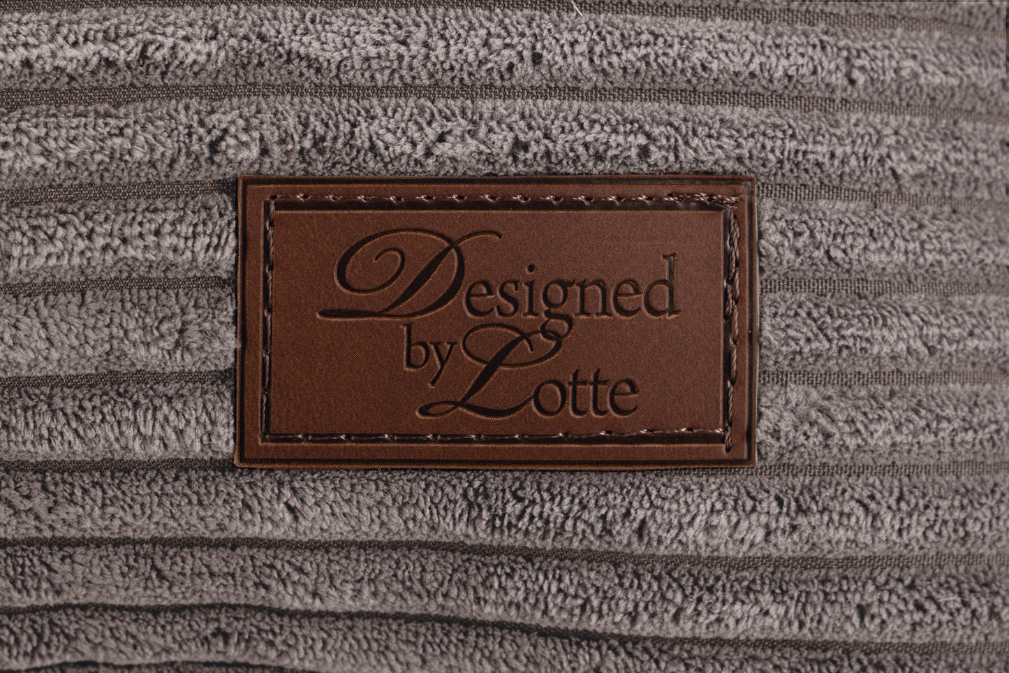 Desgined by Lotte Hoofdkussen Ribbed - Hond - Bruin - 35x23 cn