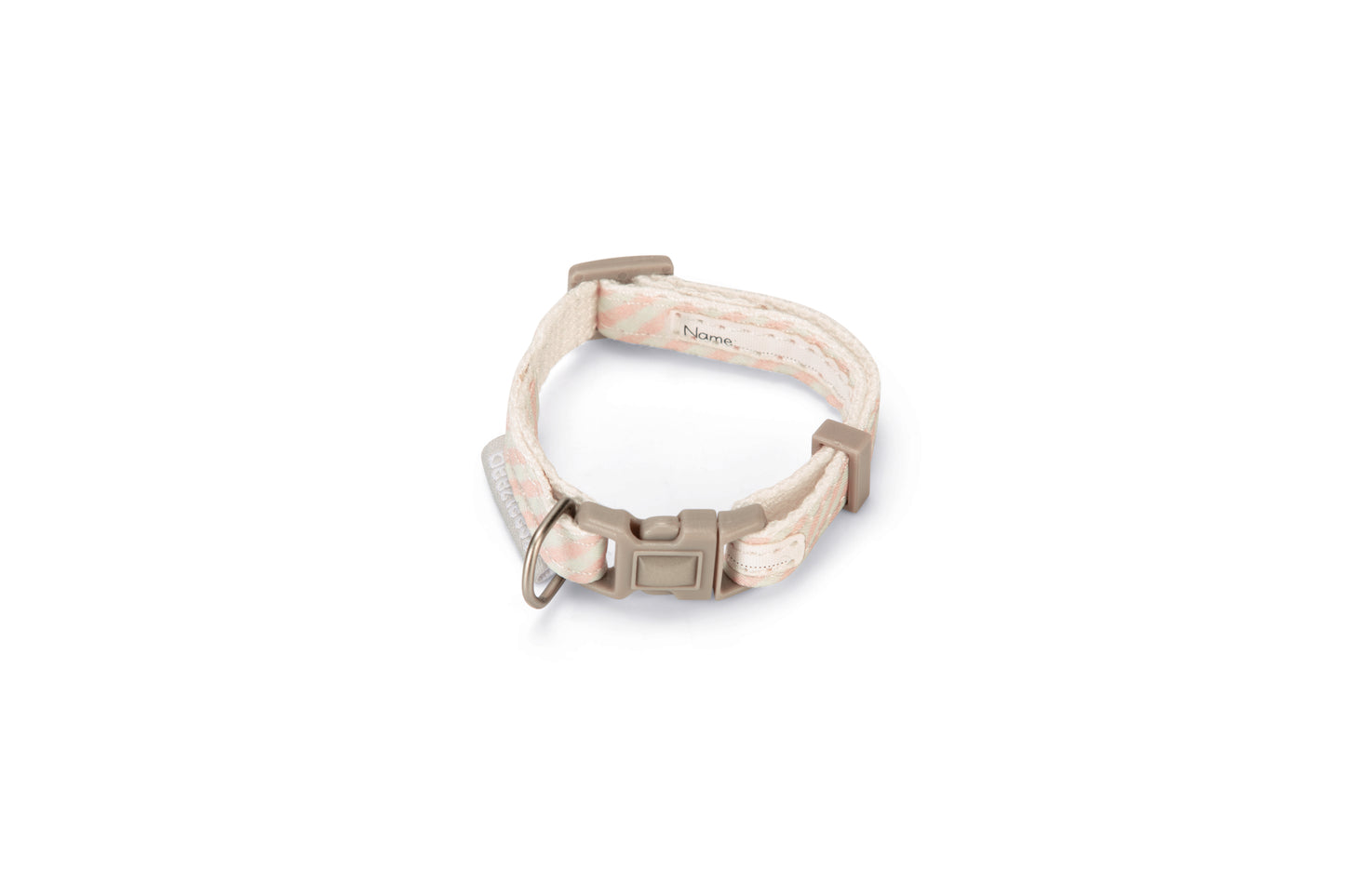 Dit bandje is net wat kleiner dan een kattenhalsbandje, waardoor het perfect past voor een kitten. Aan het ringetje kun je een lijn bevestigen waardoor je samen met jouw kitten op pad kunt. Durf je het na een tijdje aan om jouw kitten (wat intussen een kat is geworden) alleen naar buiten te laten gaan? Schrijf dan de naam van jouw kitten en jouw telefoonnummer op.