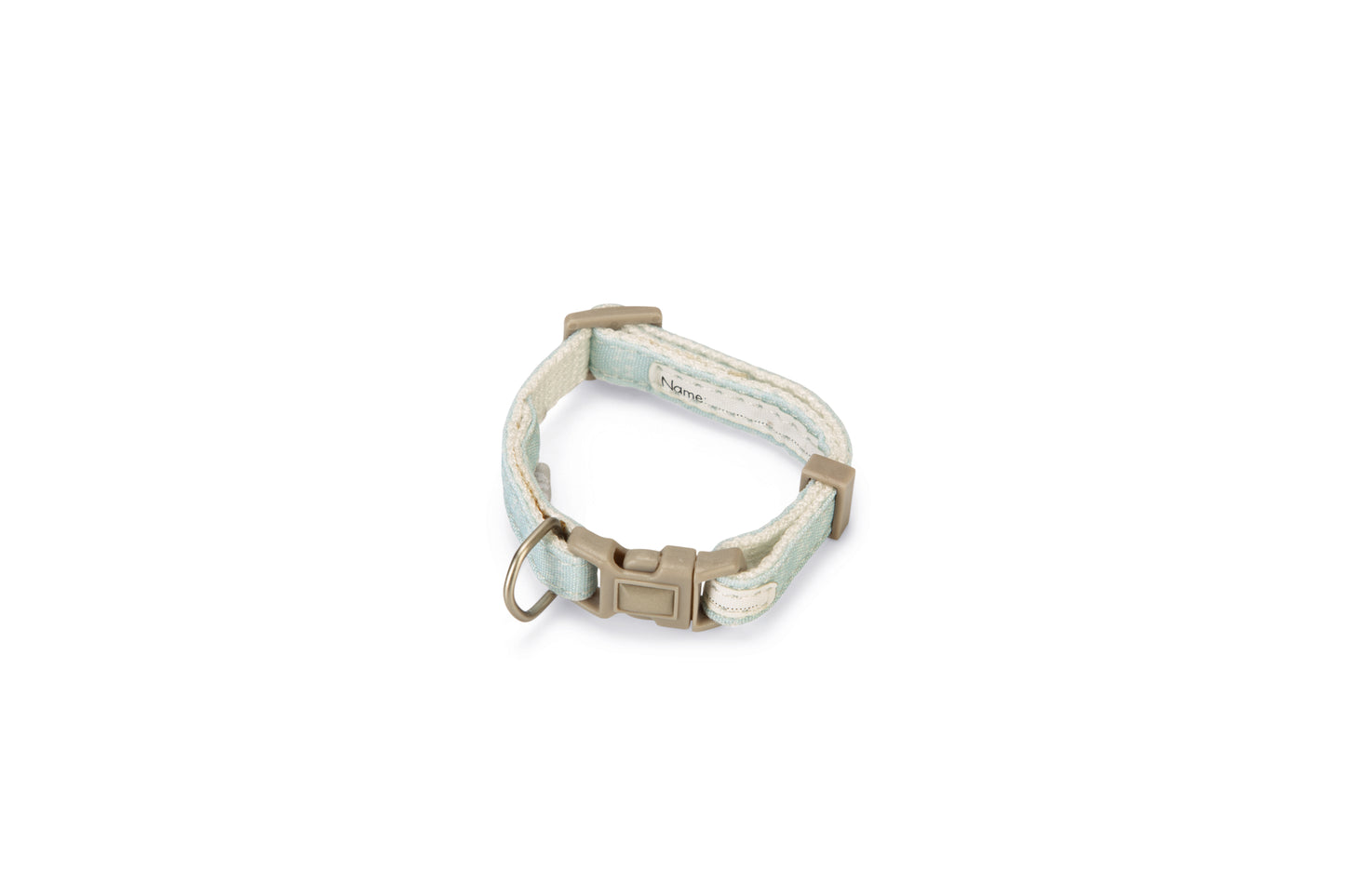 Dit bandje is net wat kleiner dan een kattenhalsbandje, waardoor het perfect past voor een kitten. Aan het ringetje kun je een lijn bevestigen waardoor je samen met jouw kitten op pad kunt. Durf je het na een tijdje aan om jouw kitten (wat intussen een kat is geworden) alleen naar buiten te laten gaan? Schrijf dan de naam van jouw kitten en jouw telefoonnummer op.