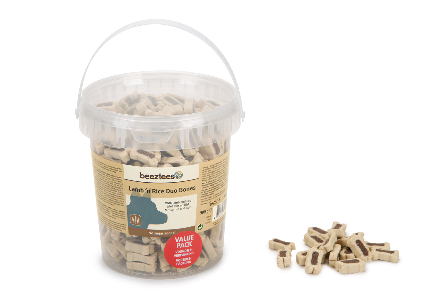 De Beeztees Lam en Rijst Botjes zijn een onweerstaanbare snack voor jouw hond als tussendoortje. Jouw hond zal deze semi-moist snack met lam en rijst echt heerlijk vinden. Door het kleine formaat van de snack is deze zeer geschikt als beloning tijdens trainingen met jouw hond. Deze snack bevat geen toegevoegde suikers.