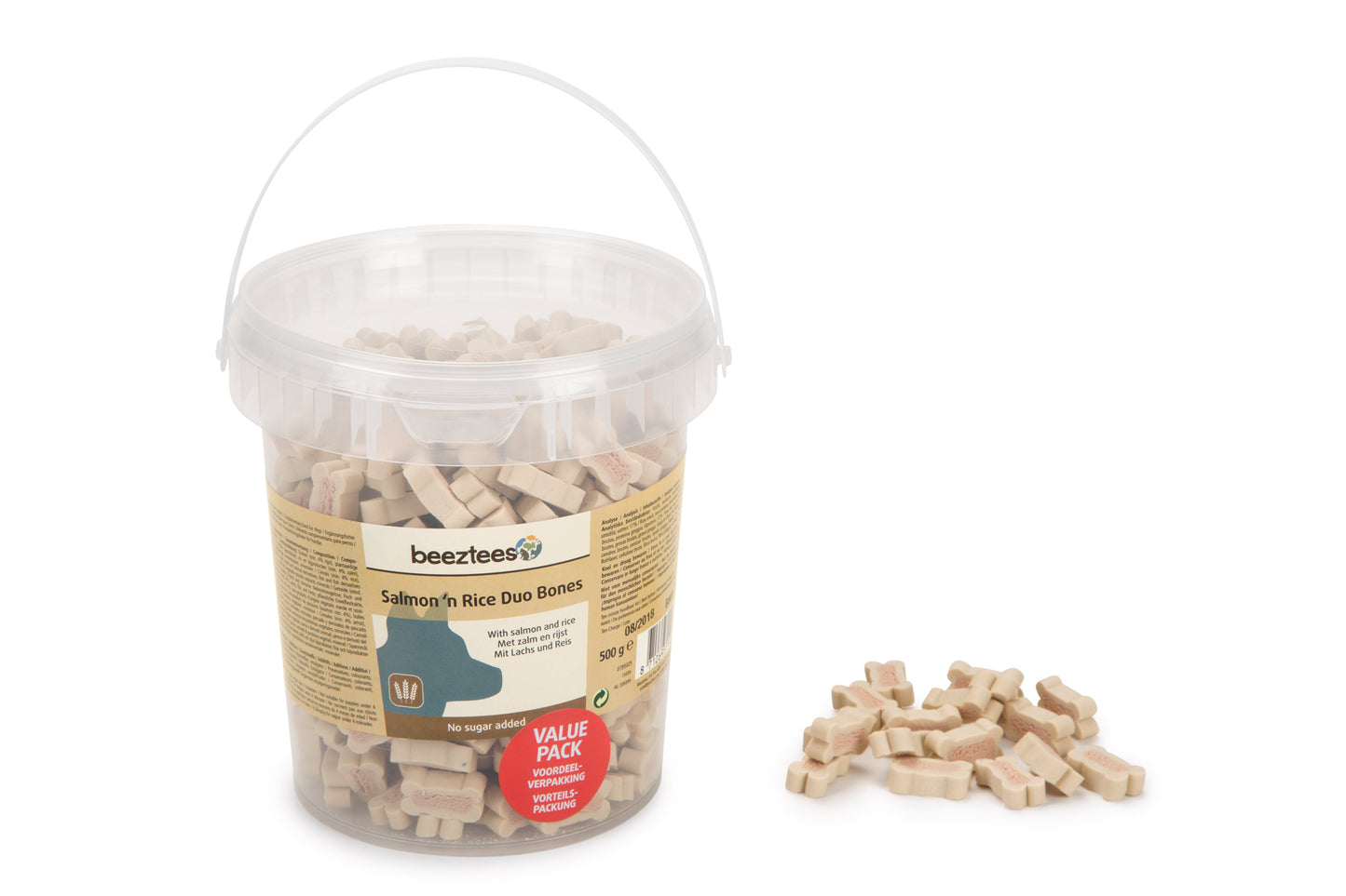 De Beeztees Zalm met Rijst Botjes zijn een onweerstaanbare snack voor jouw hond als tussendoortje. Jouw hond zal deze semi-moist snack met zalm en rijst echt heerlijk vinden.. Door het kleine formaat van de snack is deze zeer geschikt als beloning tijdens trainingen met jouw hond. Deze snack bevat geen toegevoegde suikers.