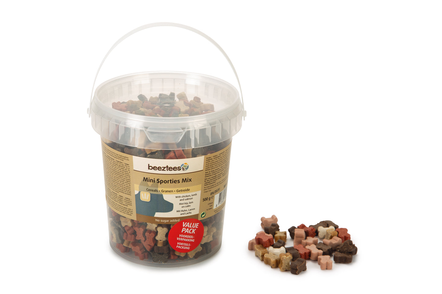 De Beeztees Mini Sporties Mix, is een onweerstaanbare snack voor jouw hond als tussendoortje. Jouw hond zal deze semi-moist snack met kip, lam en zalm echt heerlijk vinden. Door het kleine formaat van de snack is deze zeer geschikt als beloning tijdens trainingen met jouw hond. Deze snack bevat geen toegevoegde suikers. Handig detail: het is een hersluitbaar emmertje.