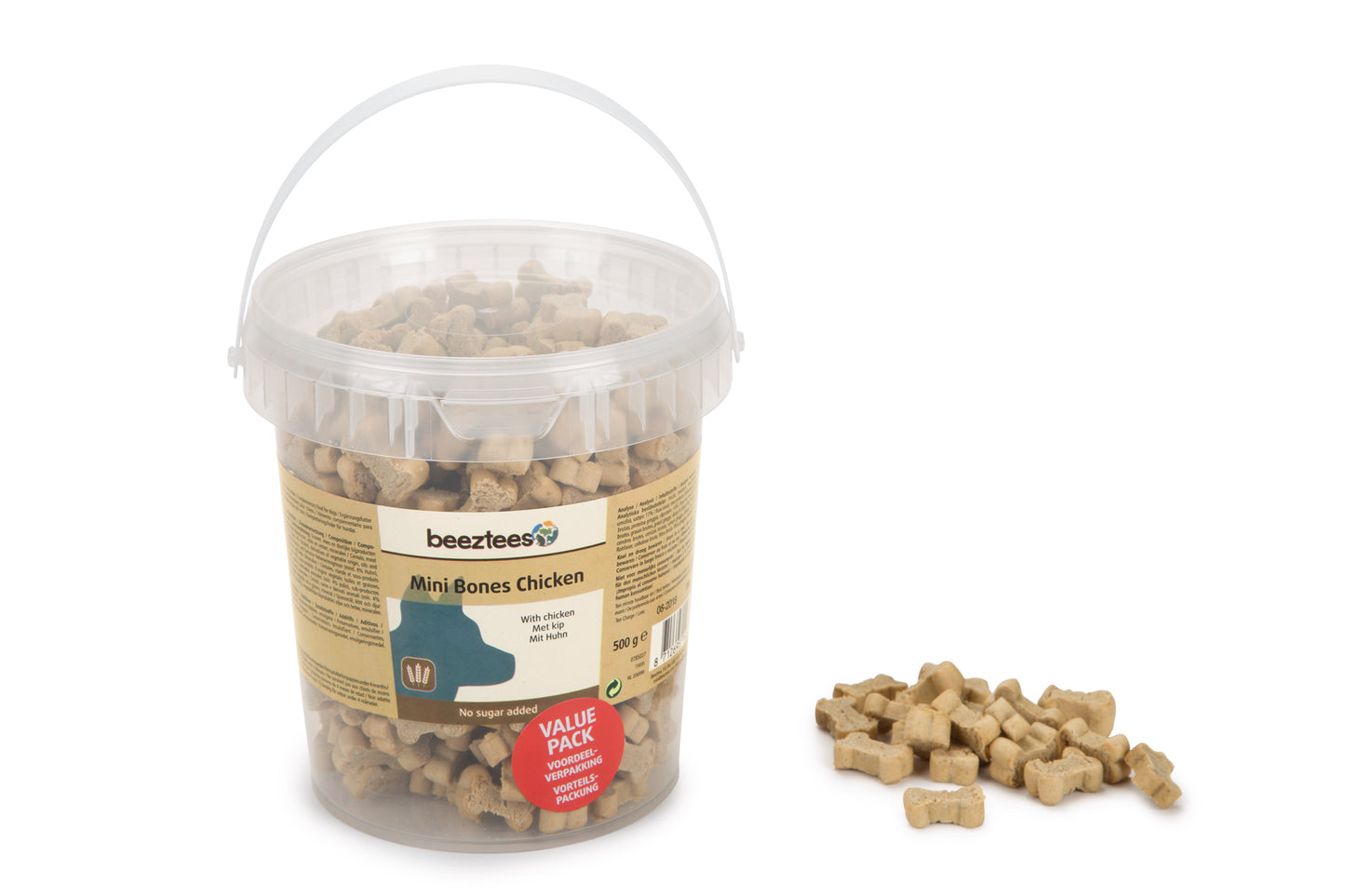 De Beeztees Mini Chicken Bones Mix is een onweerstaanbare snack voor uw hond als tussendoortje. Jouw hond zal deze semi-moist snack met kip echt heerlijk vinden. Door het kleine formaat van de snack is deze zeer geschikt als beloning tijdens trainingen met jouw hond. Deze snack bevat geen toegevoegde suikers. Handig detail: het is een hersluitbaar emmertje.