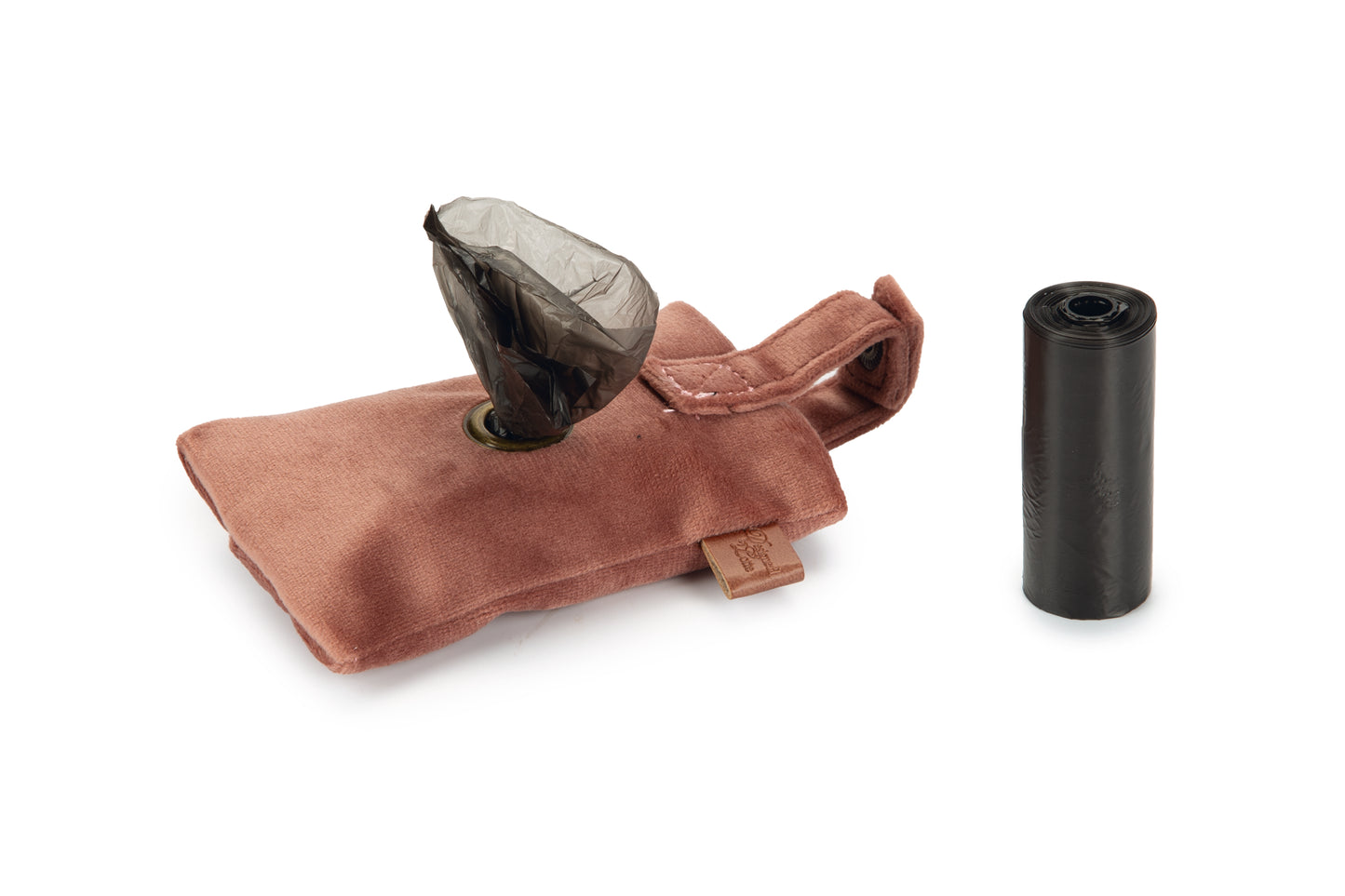 Vind jij de bestaande poepzakhouders niet zo mooi? Dan zijn de Designed by Lotte Caja poepzaktasjes zeker iets voor jou! Bij deze velvet tasjes heb je namelijk niet eens door dat het poepzakhouders zijn. De tasjes kun je eenvoudig ergens aan vastmaken door de lus vast te klikken aan de riem of aan je broek.