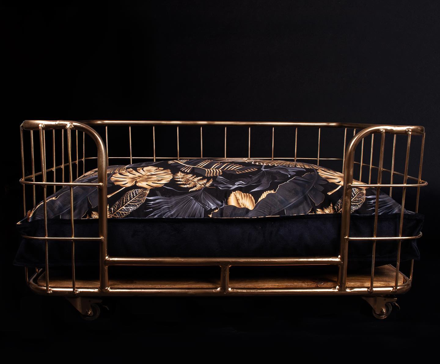 Messing / Gouden interieuraccessoires zijn helemaal in de mode! Daarom heeft Lex&Max de spraakmakende Divan Gold ontwikkeld. Dit moderne meubelstuk komt het meest in de buurt van een heuse gouden troon waarvan je hond zijn domein kan regeren. Stijl de divan af met een Lex en Max boxbed voor een nog blijere hond en nog mooier interieur. De divans zijn te verkrijgen in 3 maten en worden geleverd zonder kussen.